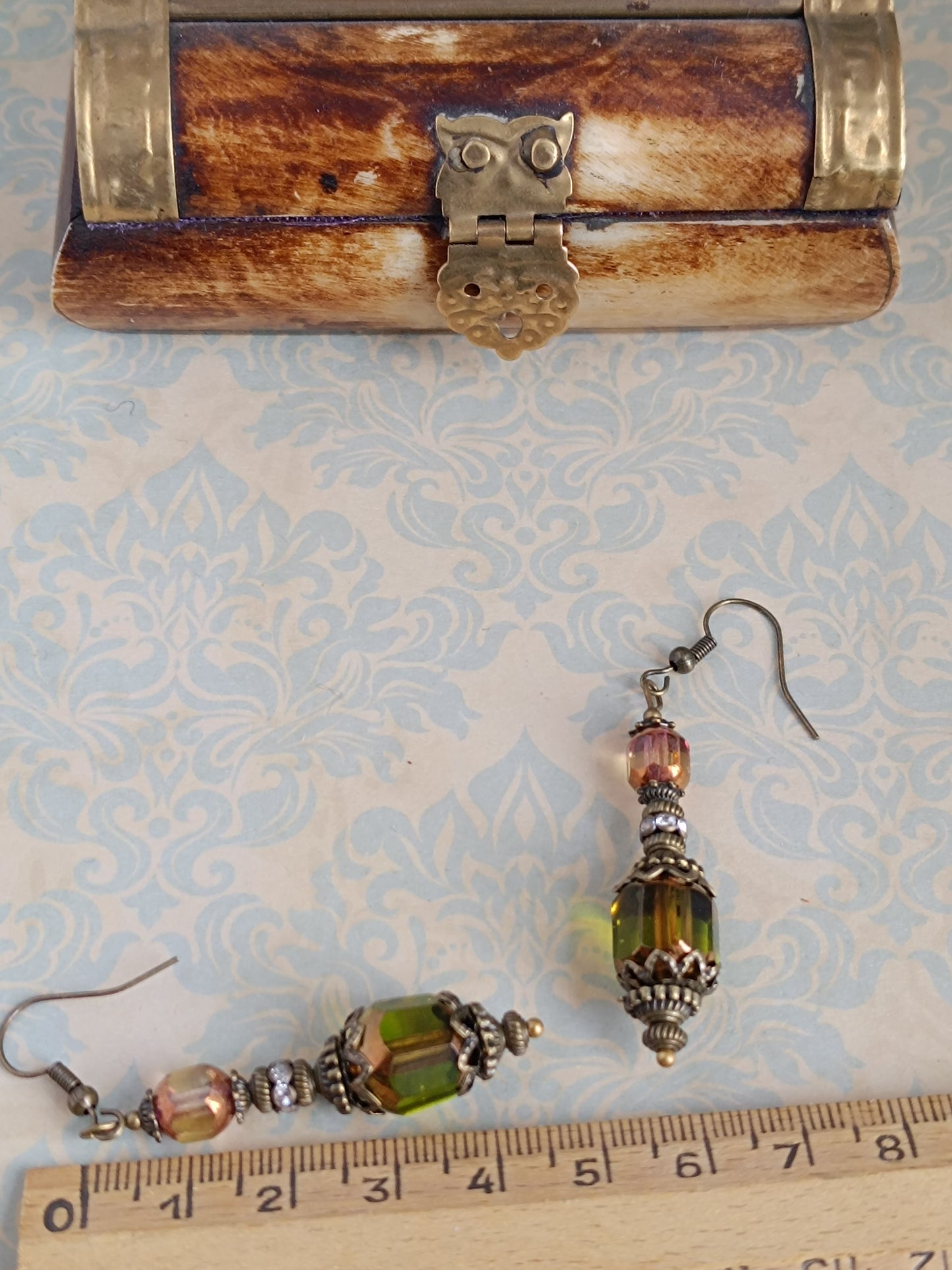 Boucles d'Oreilles Pendantes Victoriennes Verre Facetté Vert Olive Jonquille Bronze Antique
