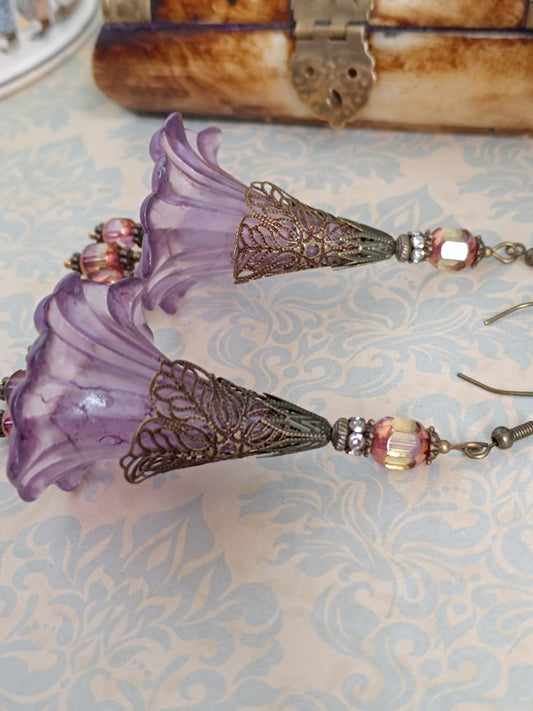 Boucles d'oreilles pendantes  grandes fleurs féeriques bronze - Perles de verre tchèque