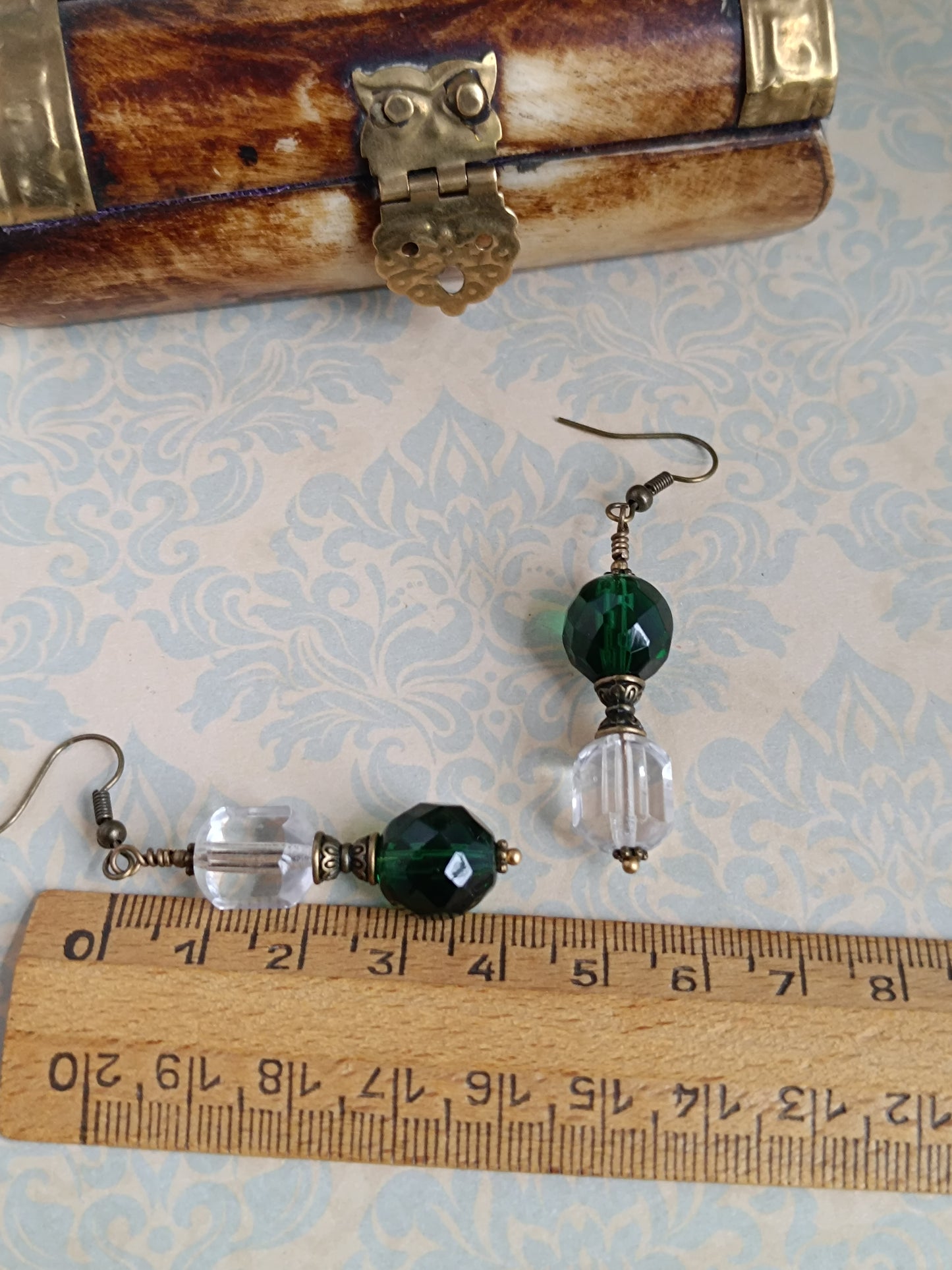 Boucles d'oreilles pendantes perles de verre tchèque asymétriques style vintage modernisé