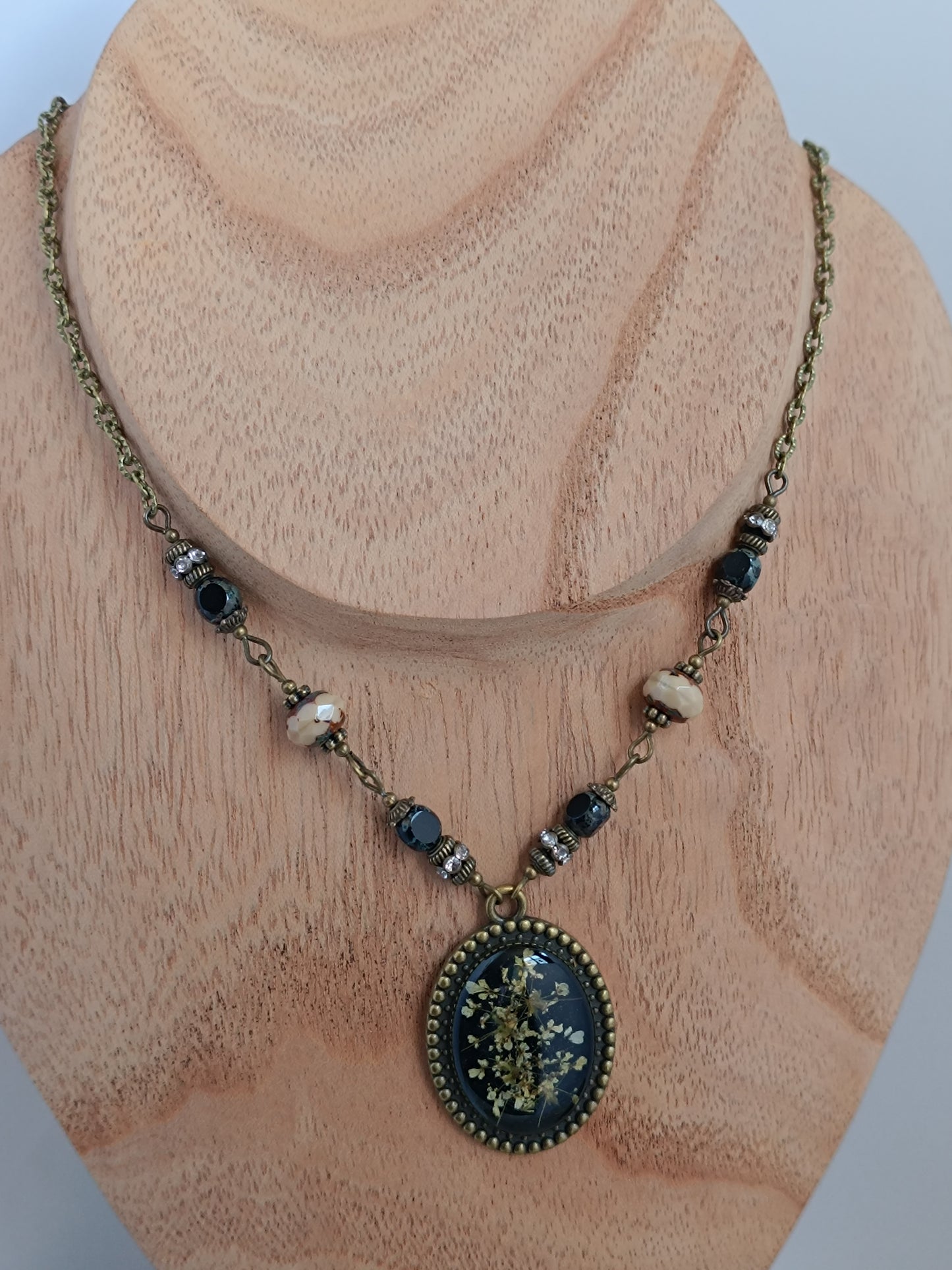 Collier Floral Vintage Dark Floral - Médaillon Résine et Fleurs Séchées (3 x 2,5 cm)