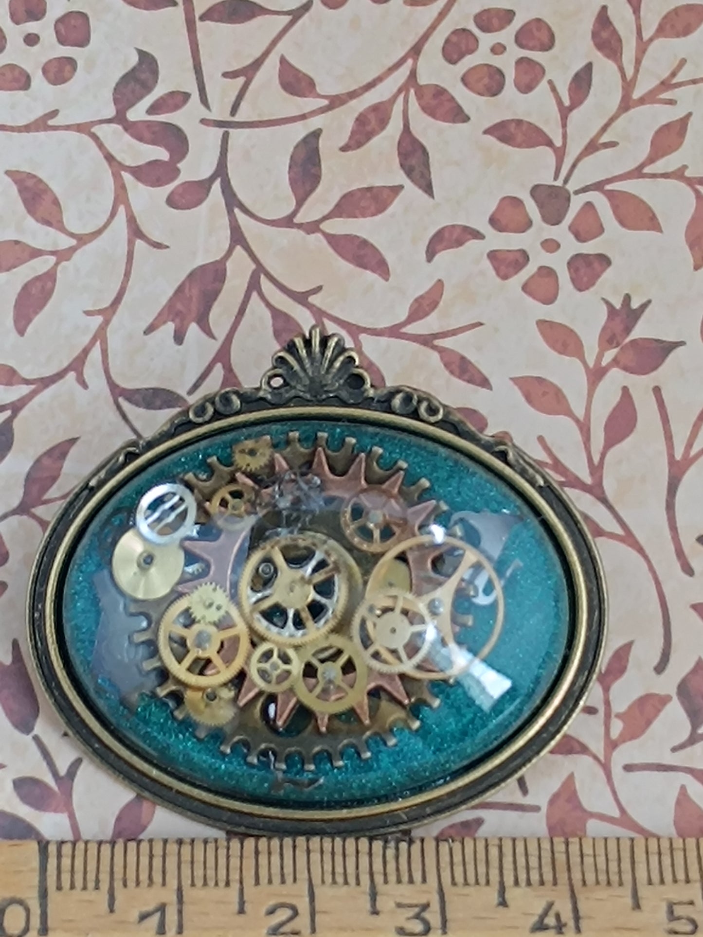 Broche Steampunk Cabochon Horizontal – Résine Époxy, Fond vert , Engrenages Authentiques