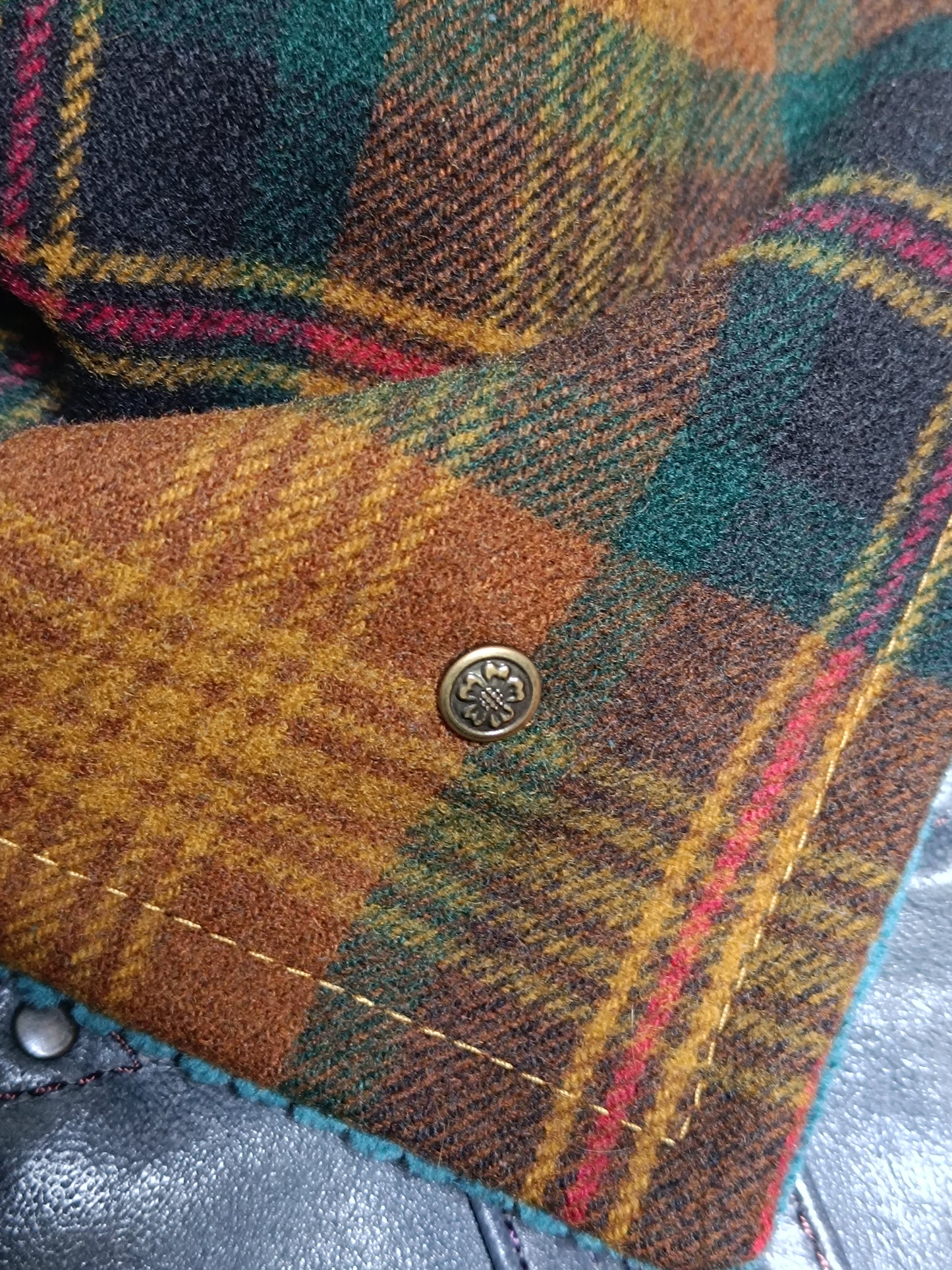 Tour de Cou Boutonné en Tartan Celtique Étreinte Textile & Poésie de Saison