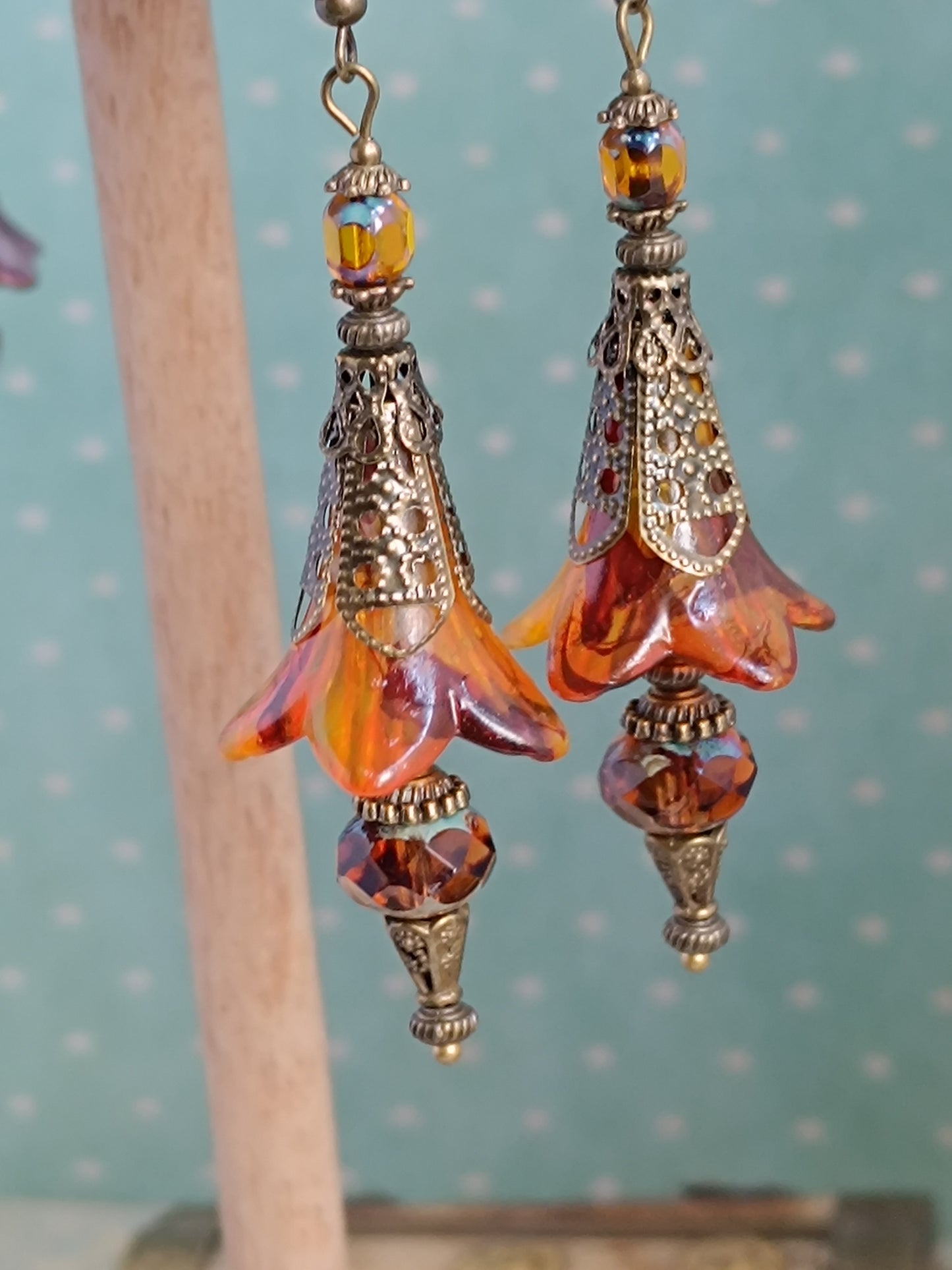 Boucles d'oreilles artisanales prune automne - Perles tchèque mystiques bronze patiné