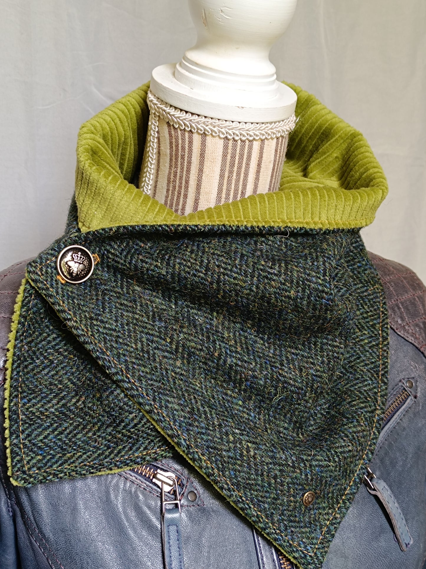 Tour de Cou en Tweed Celtique Doublé Velours – Style Affirmé et Esprit Rebelle bouton abeille