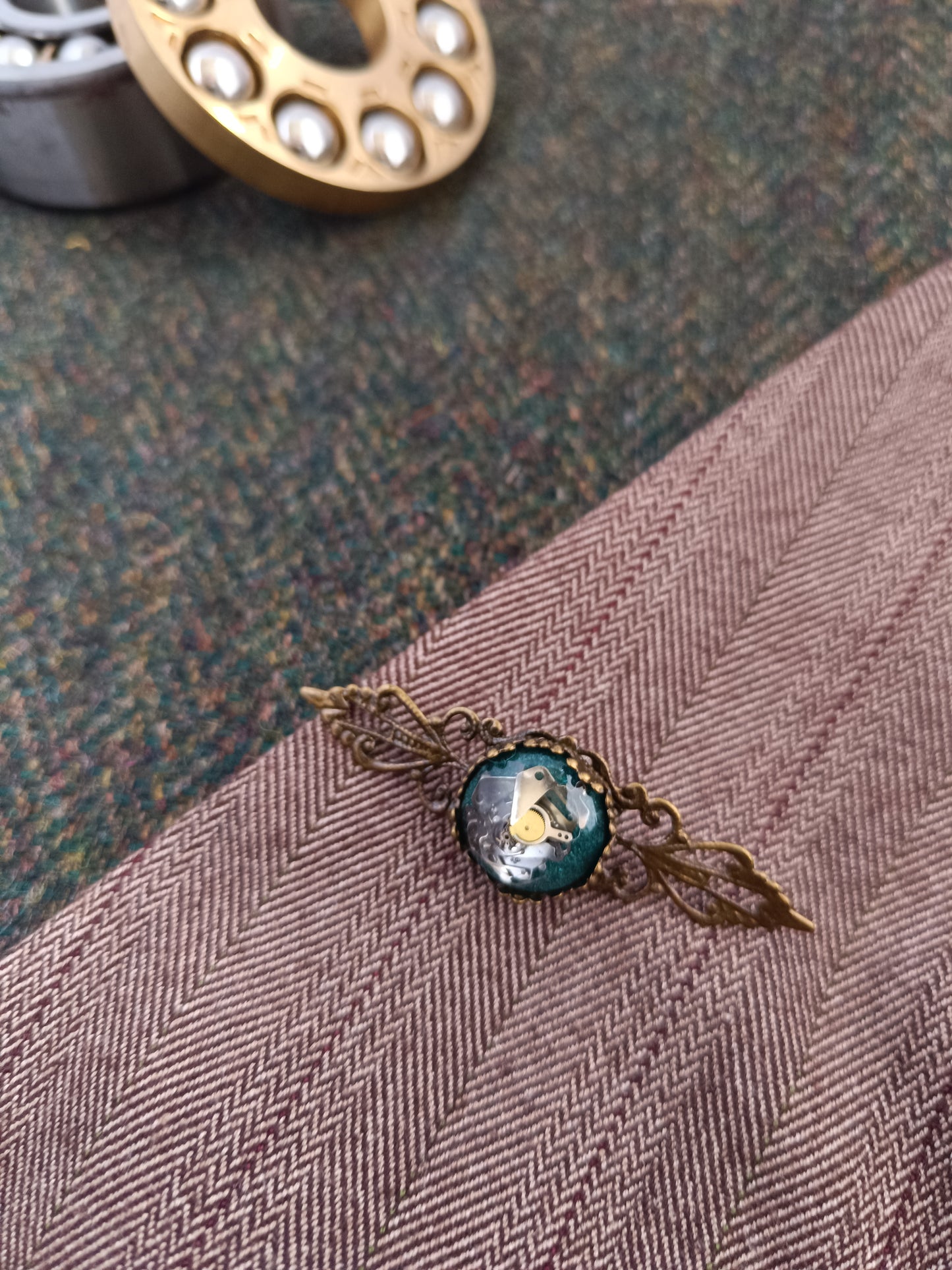 Broche Épinglette Steampunk Filigrane Bronze Antique - Cabochon Résine Époxy