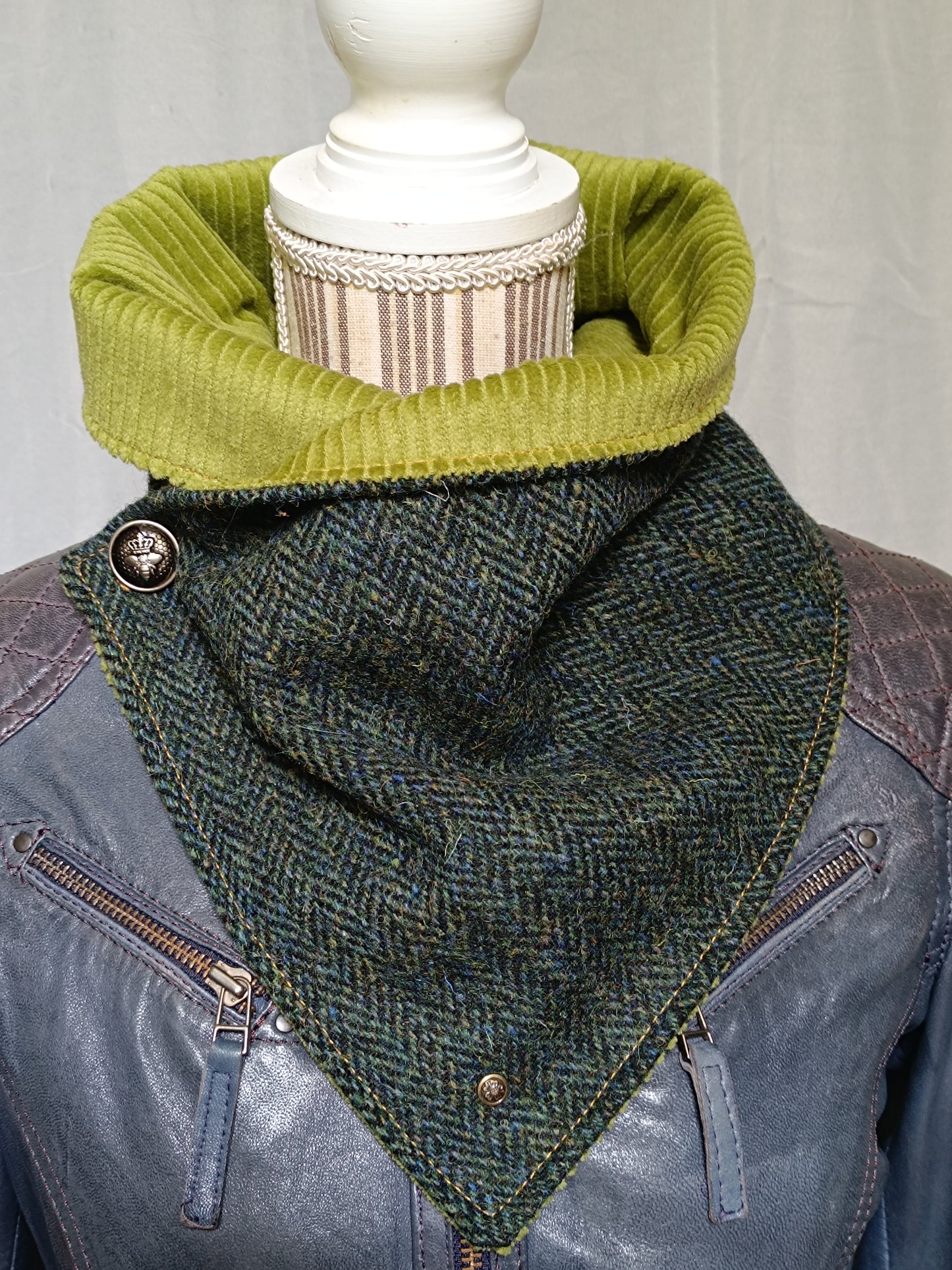 Tour de Cou en Tweed Celtique Doublé Velours – Style Affirmé et Esprit Rebelle bouton abeille