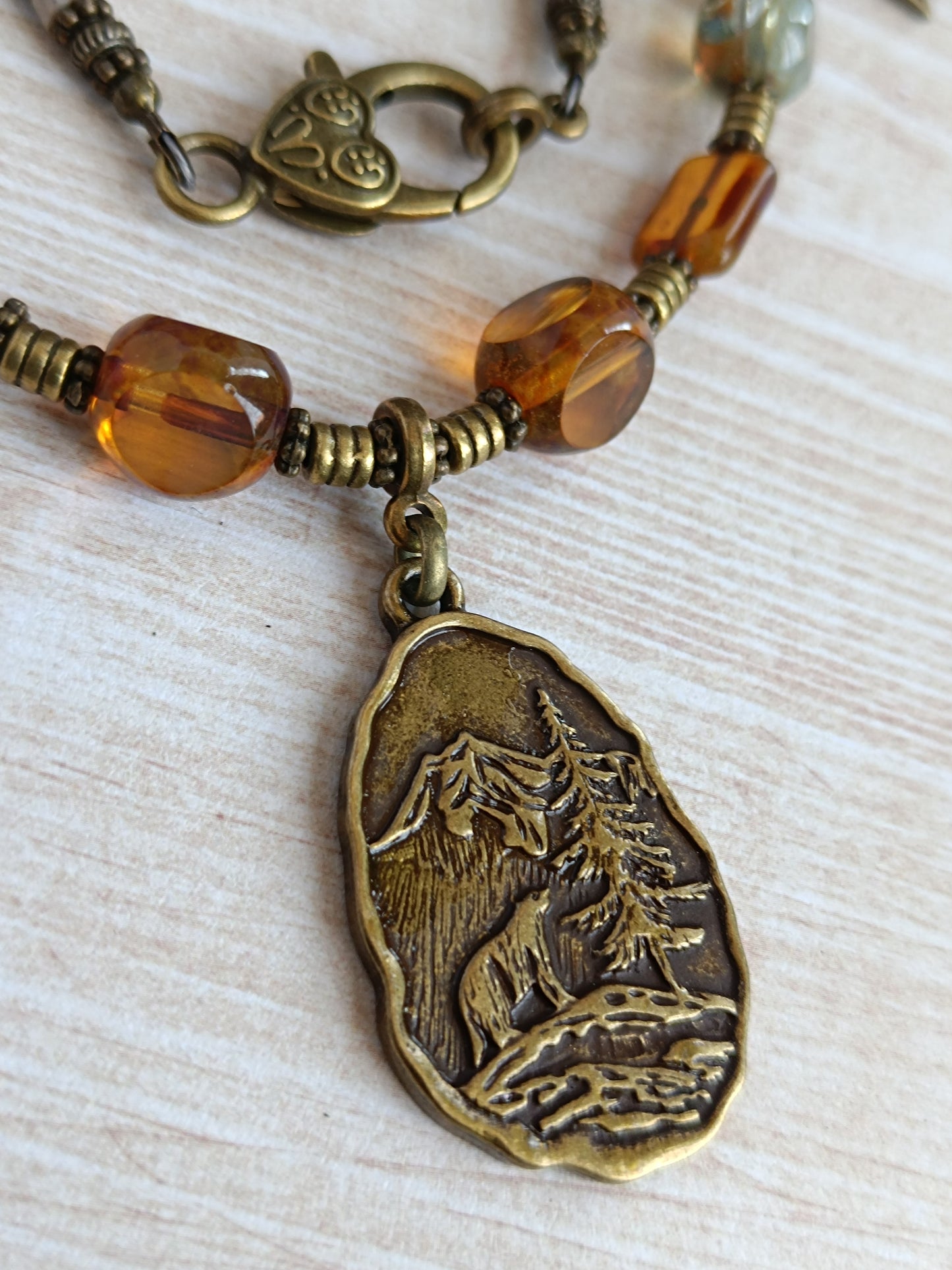 Collier câblé – Perles heishi, verre tchèque et bronze – Pendentif montagnes sauvages avec ours et pointes de flèche