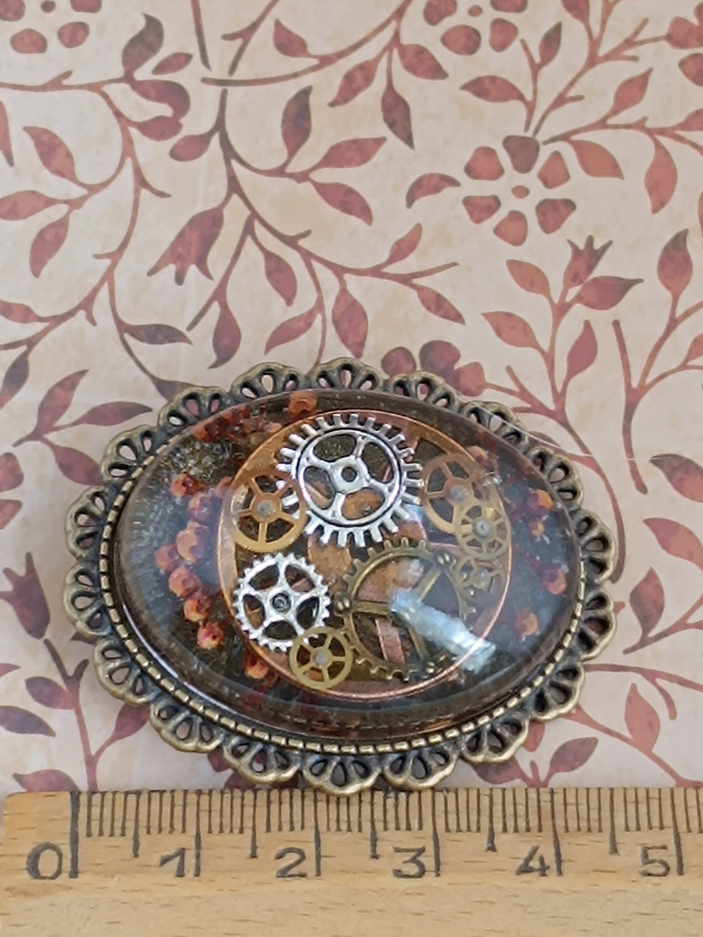 Broche Steampunk Cabochon – Résine Époxy , Engrenages Authentiques et bourgeons
