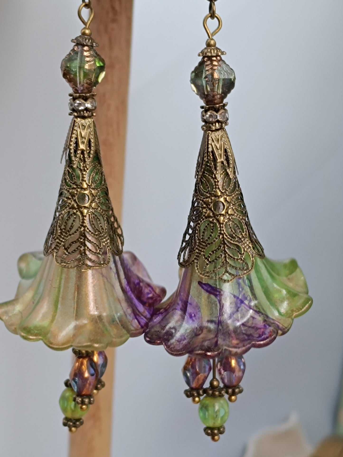 Boucles d'Oreilles Pendantes Féeriques Vertes et Violettes Fleurs Acrylique Perles Verre Tchèque XXL