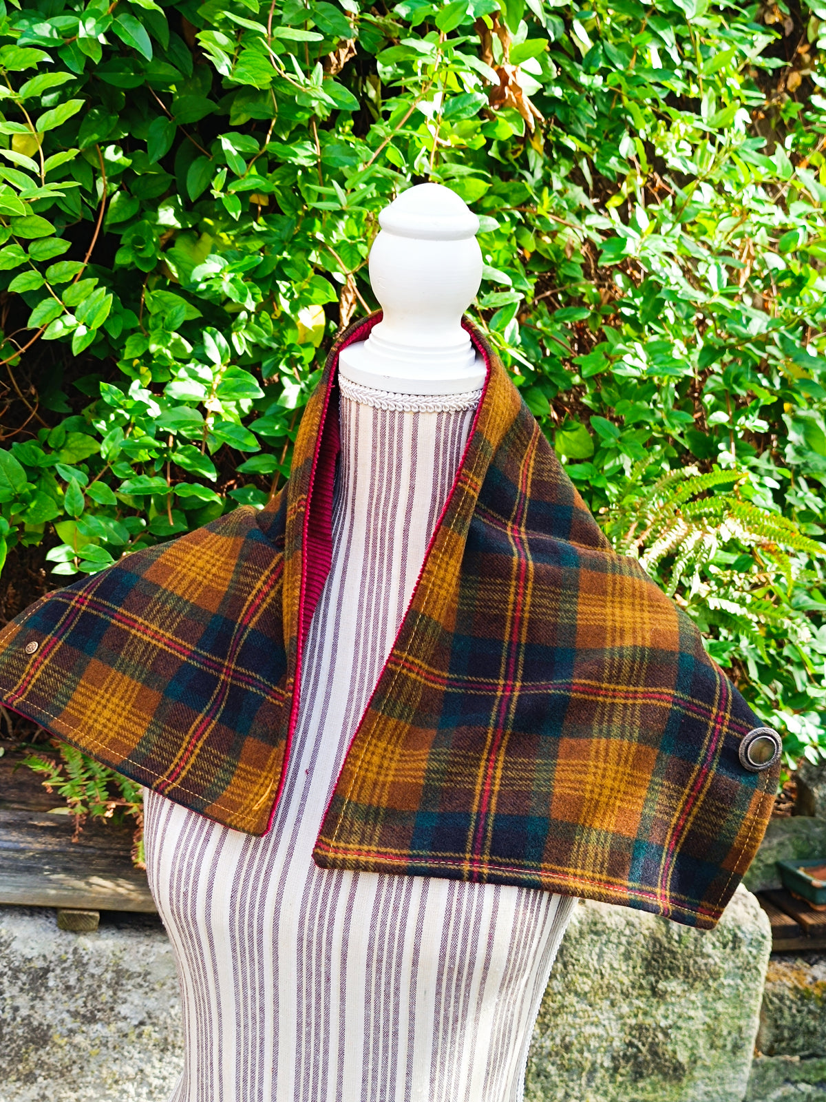 Tour de cou tartan laine bleu canard ocre marron doublé velours bordeaux et bouton vintage métal et nacre