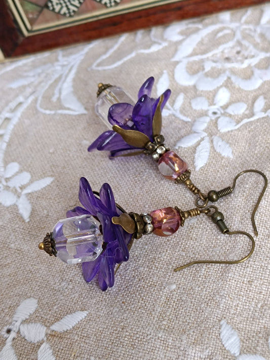 Boucles d'oreilles fleurs pompons ultra violettes