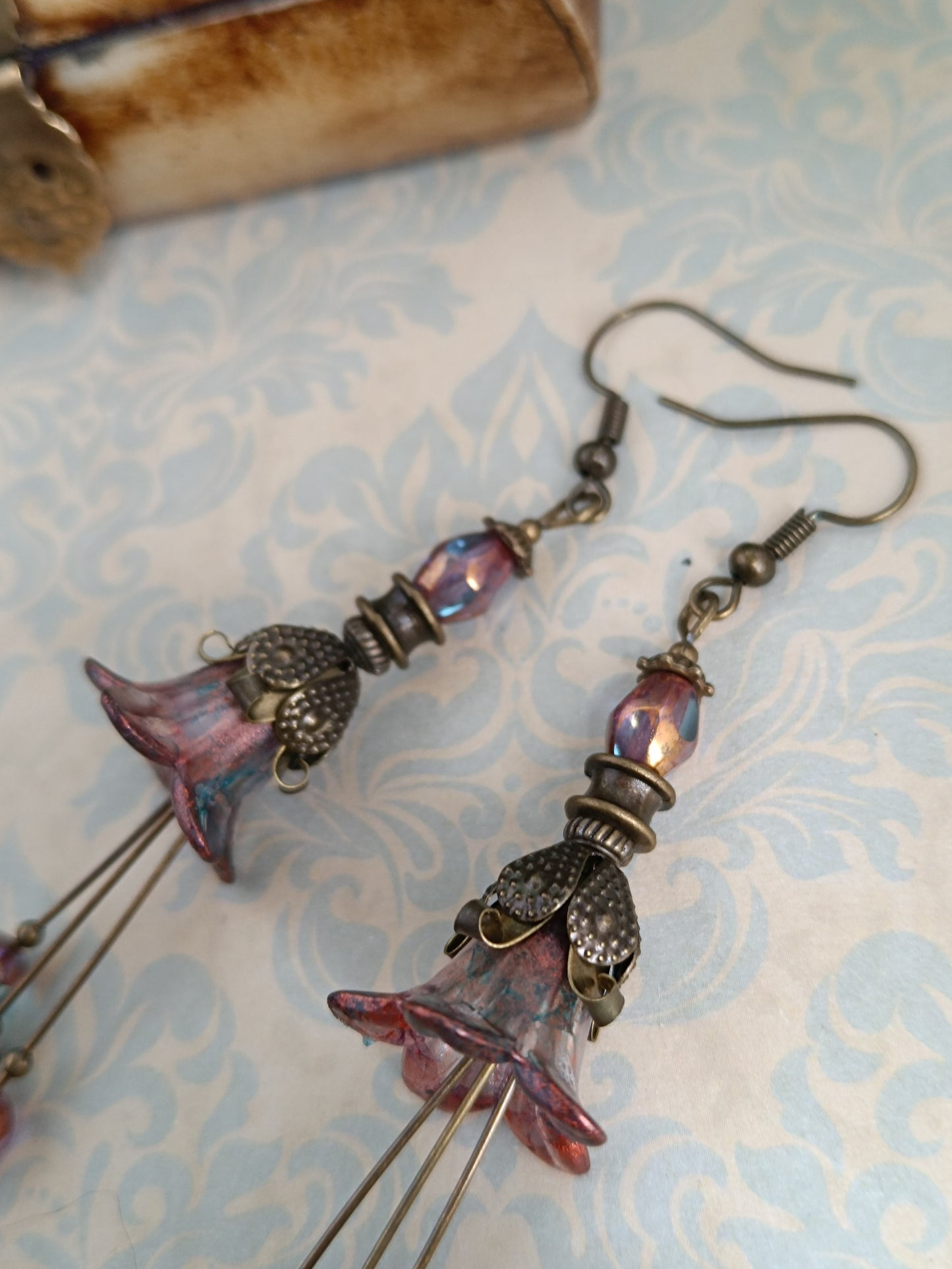 Boucles d'oreilles "Fleurs Féeriques" – Rose bleuté & Pistils dansants ✨