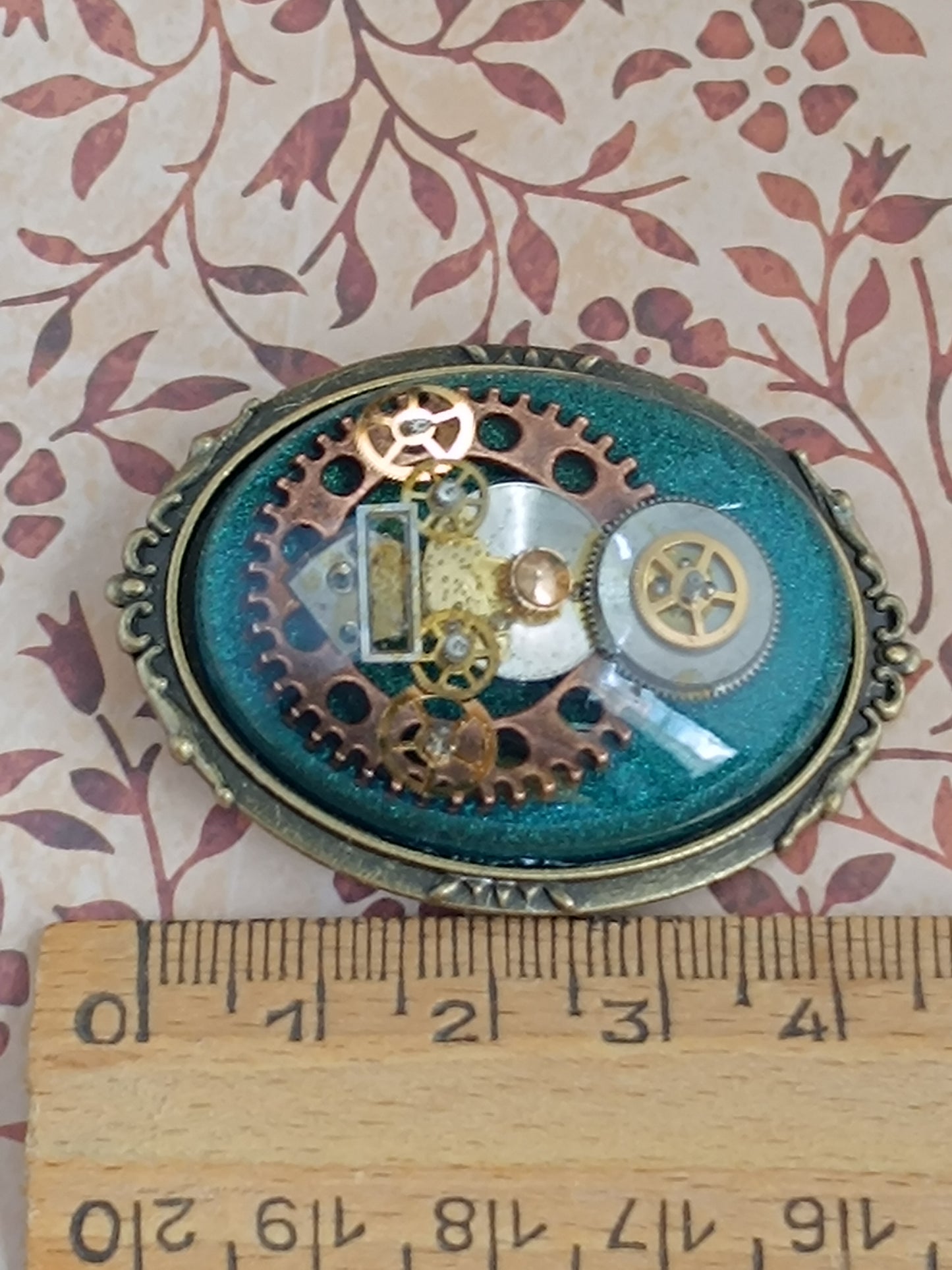 Broche Steampunk Cabochon – Résine Époxy, Fond vert , Engrenages Authentiques