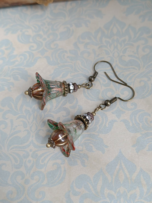 Petites boucles d’oreilles pendantes “Fleurs Féeriques” – Vert mousse & reflets cuivrés