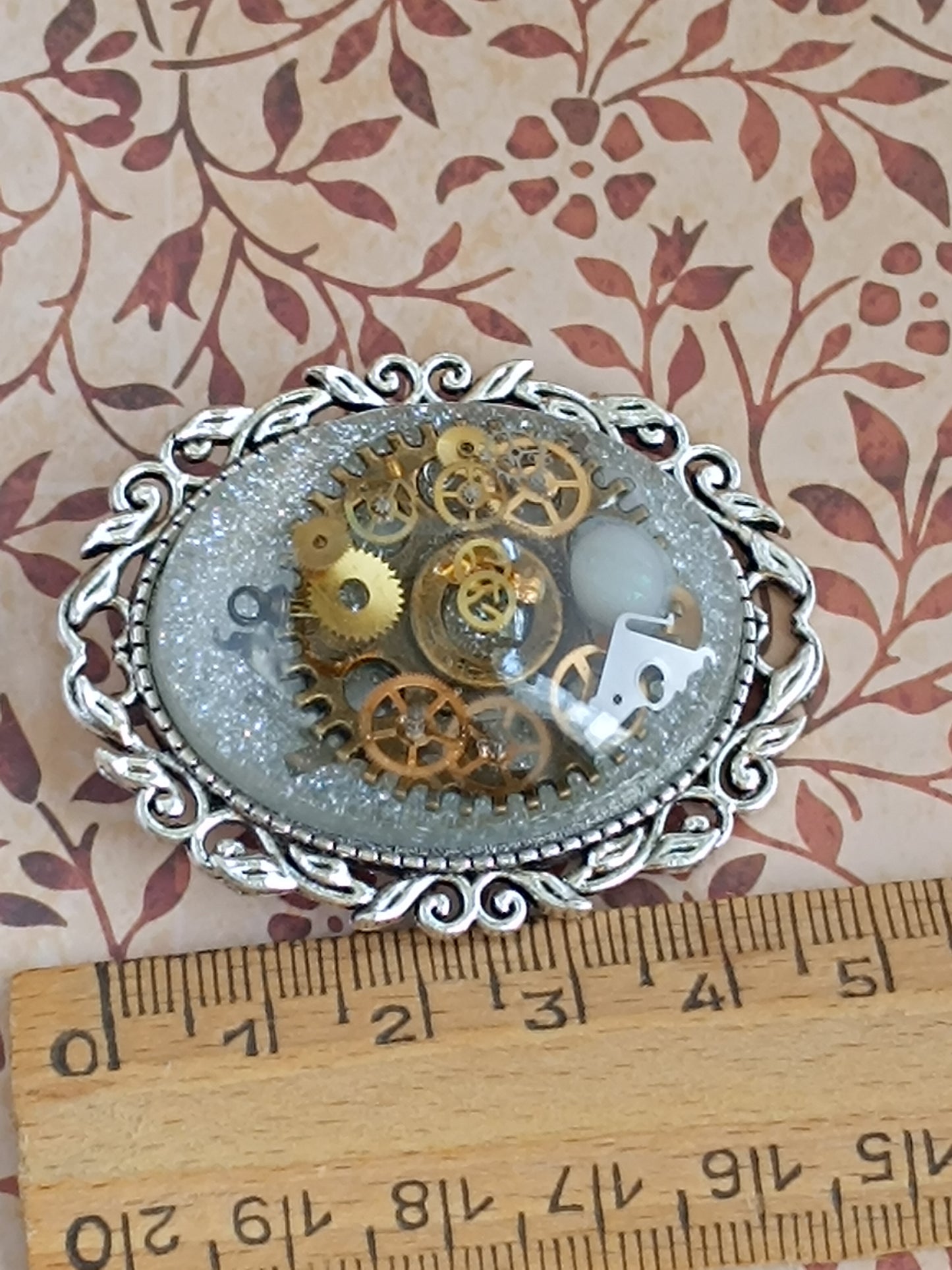 Broche Steampunk Cabochon – Résine Époxy, Fond pailleté , Engrenages Authentiques