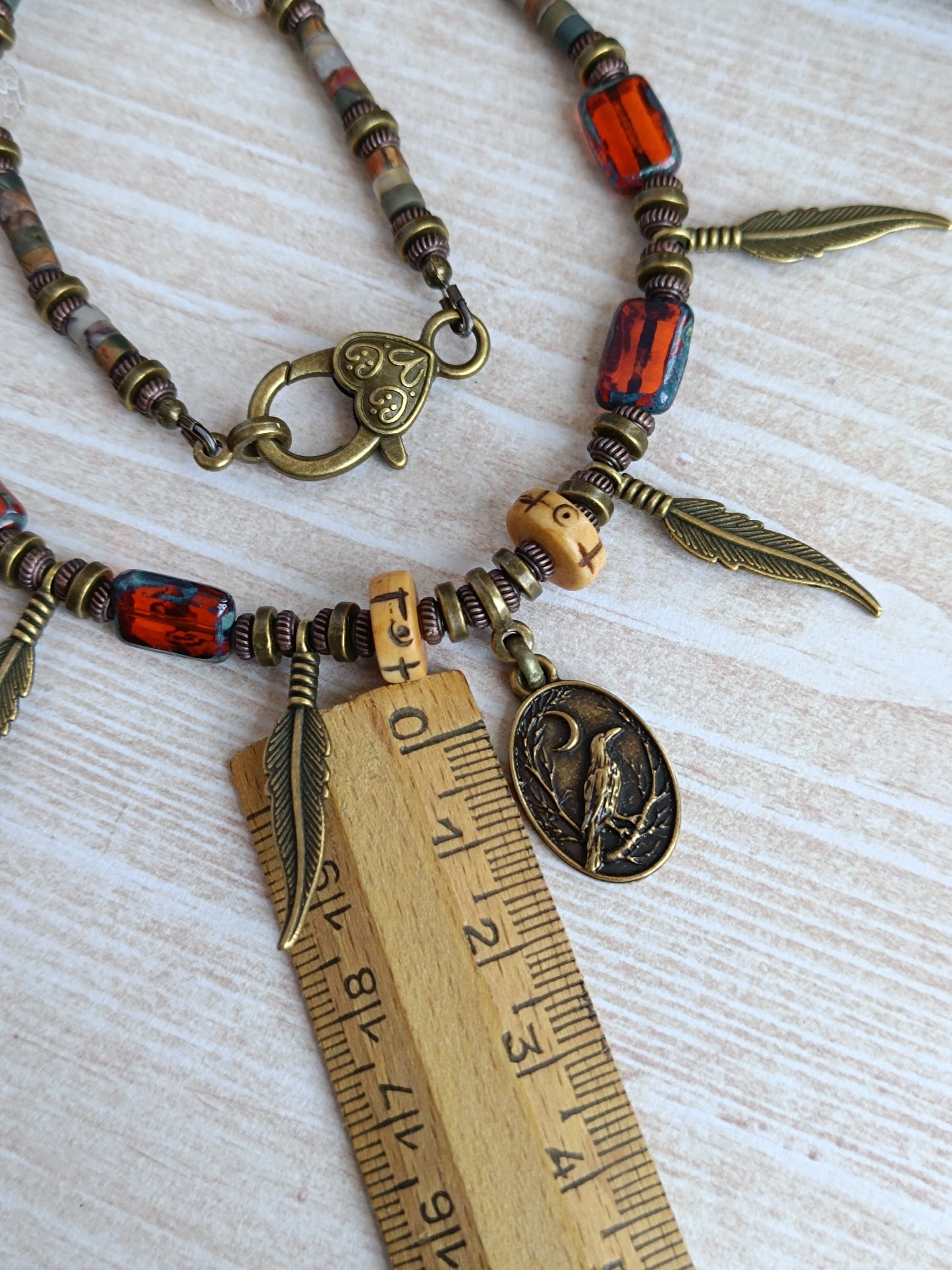 Collier artisanal câblé – Style bohème mystique corbeau