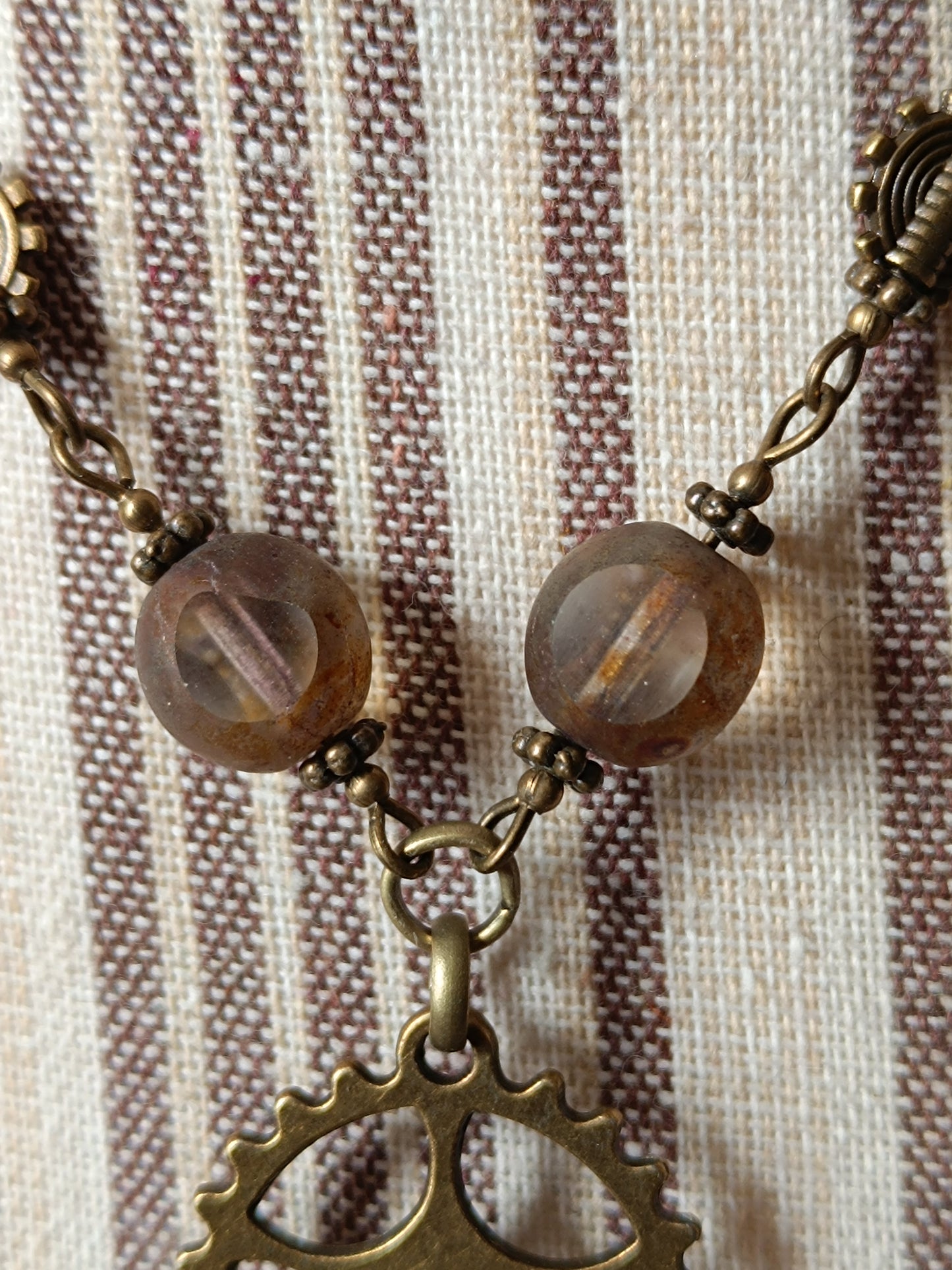 Collier Steampunk Chapelet Perles de Verre Tchèque Pendentif Cabochon Vert Résine Époxy Bronze Artisanal