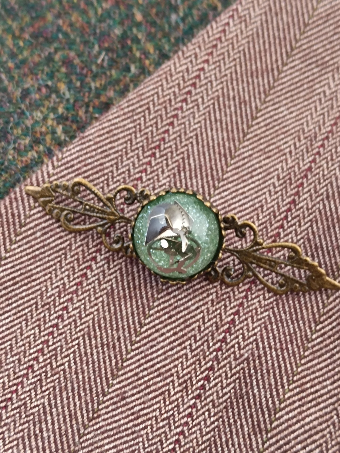 Broche Épinglette Steampunk Filigrane Bronze - Cabochon Résine Époxy vert