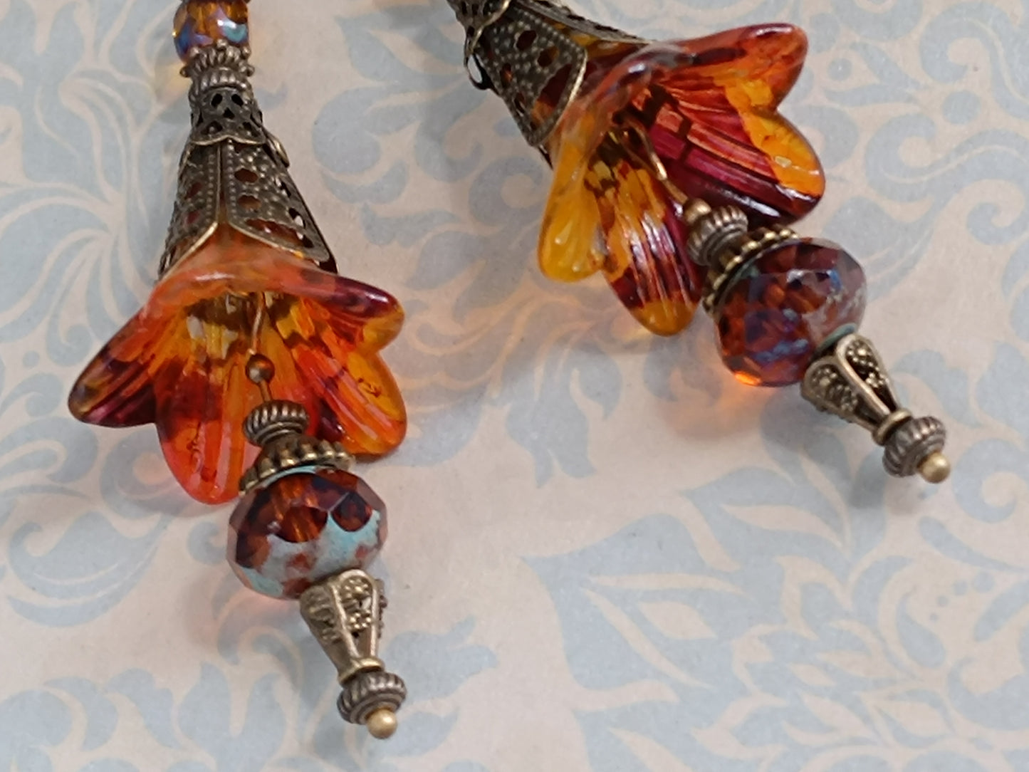 Boucles d'oreilles artisanales prune automne - Perles tchèque mystiques bronze patiné
