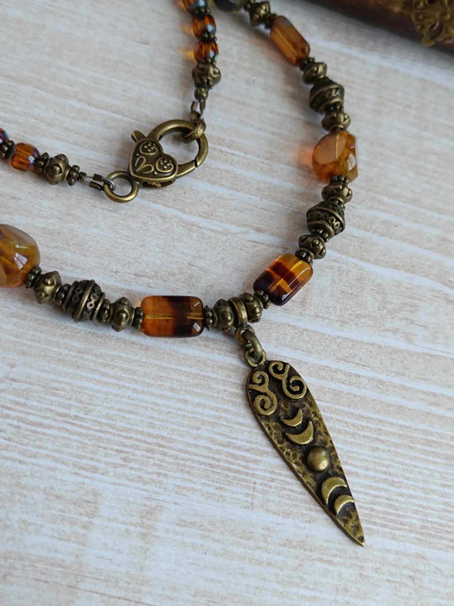Collier artisanal bohème en verre tchèque et bronze – Pendentif Triple Lune mystique
