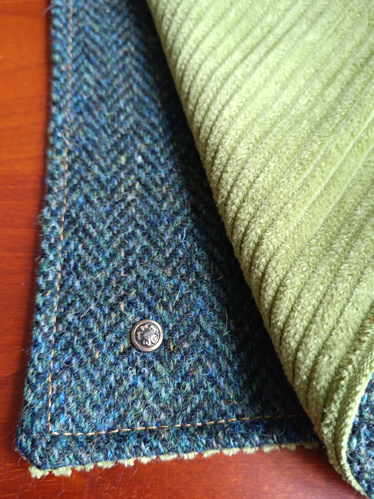 Tour de Cou en Tweed Celtique Doublé Velours – Style Affirmé et Esprit Rebelle bouton abeille