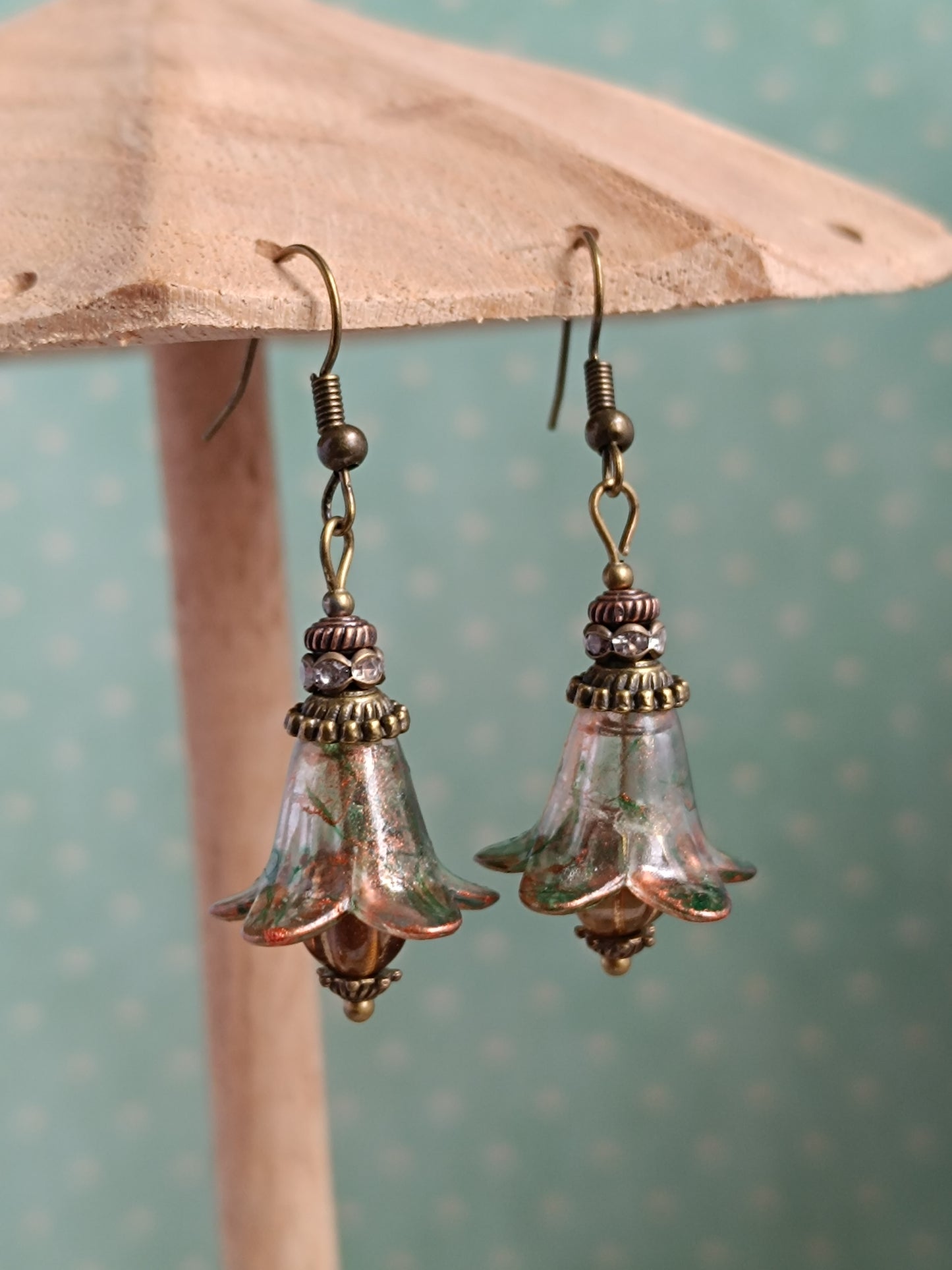Petites boucles d’oreilles pendantes “Fleurs Féeriques” – Vert mousse & reflets cuivrés