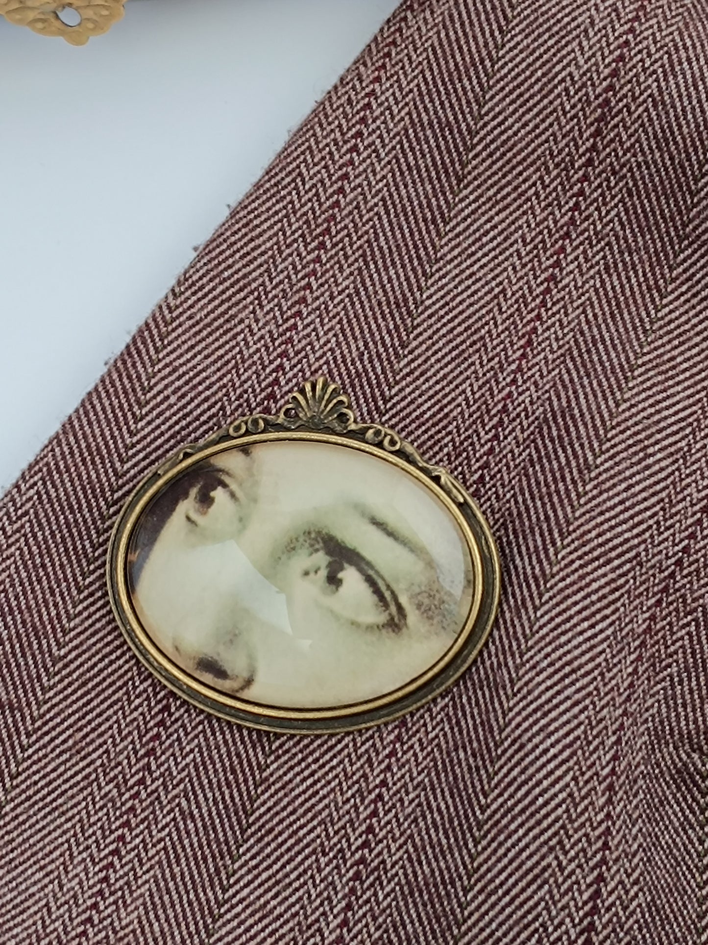 Broche cabochon verre oeil , original style cabinet de curiosités victorien