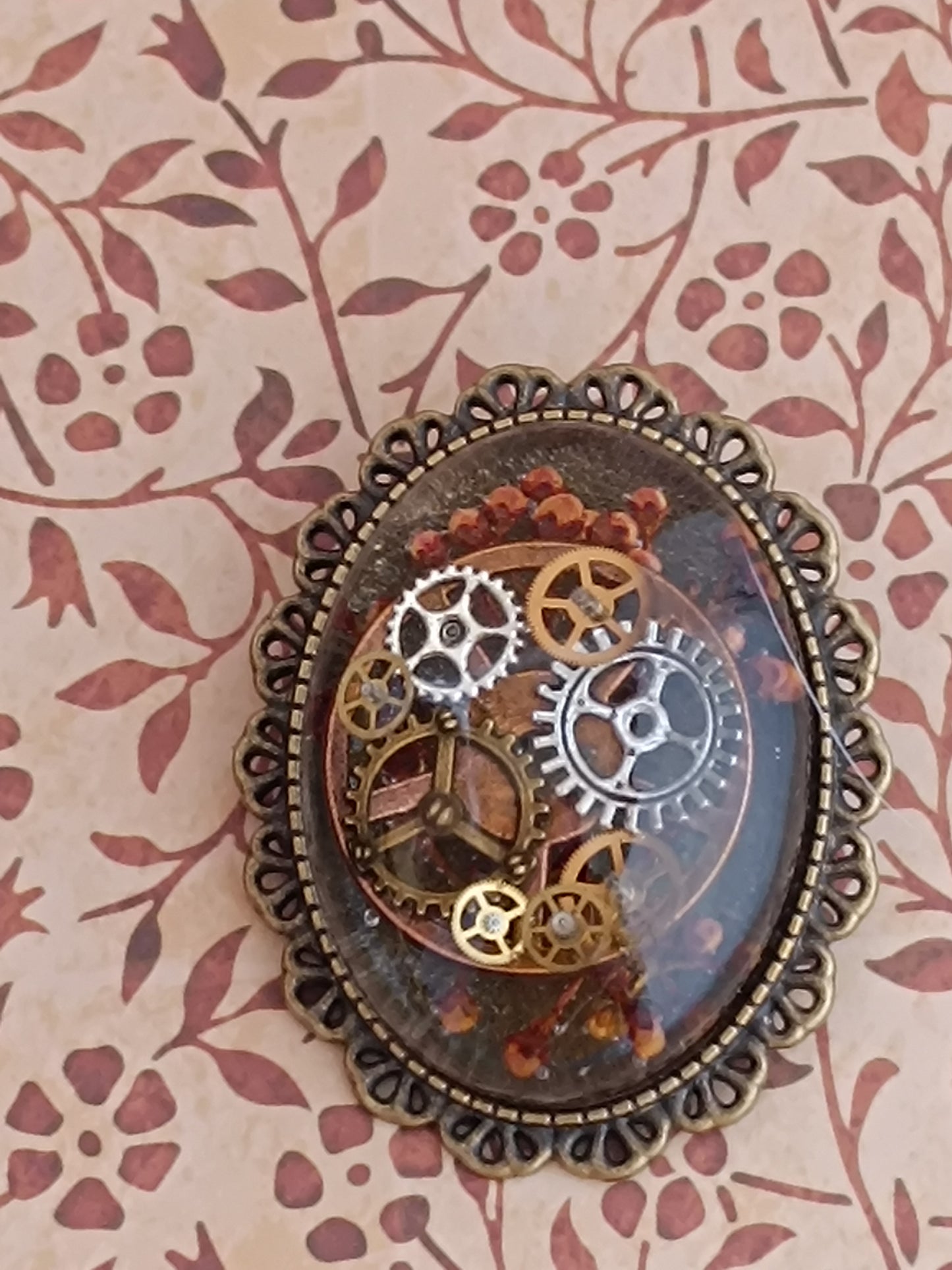 Broche Steampunk Cabochon – Résine Époxy , Engrenages Authentiques et bourgeons
