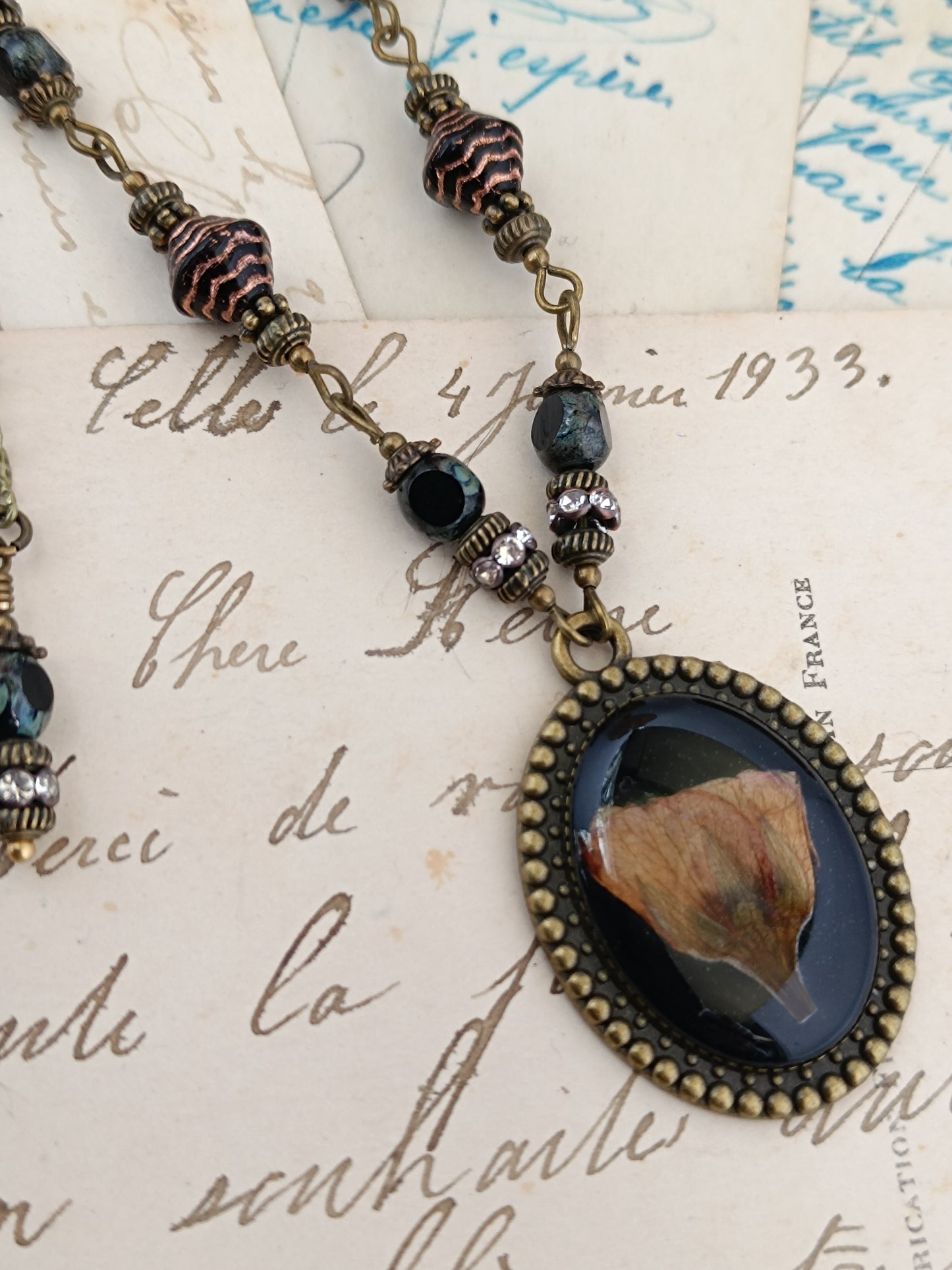 Collier Style Vintage Romantique - Médaillon Artisanal Fleurs de Cerisier (3 x 2,5 cm)