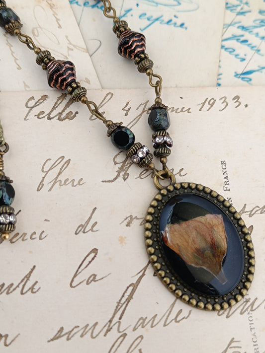 Collier Style Vintage Romantique - Médaillon Artisanal Fleurs de Cerisier (3 x 2,5 cm)