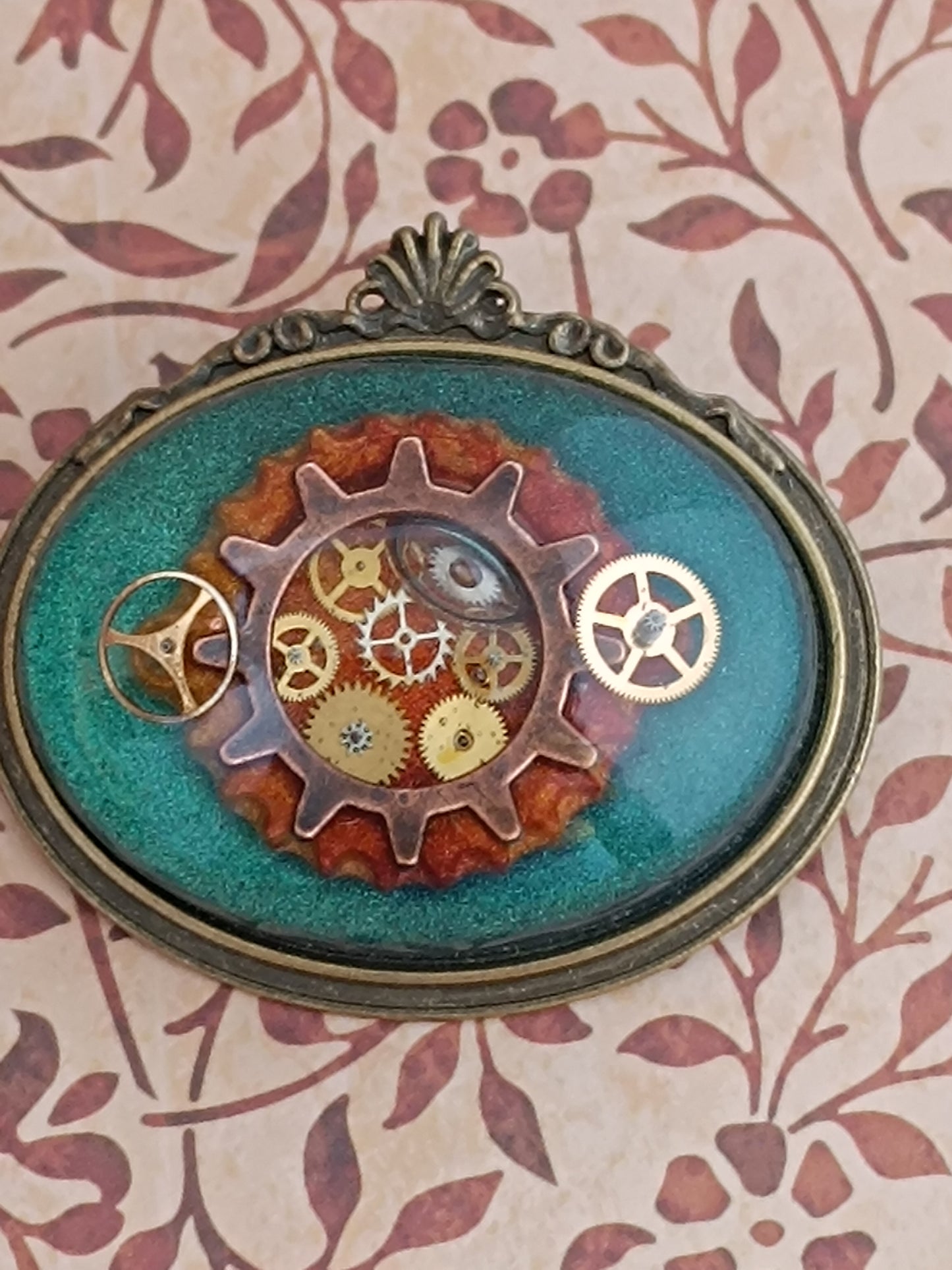 Broche Steampunk "Œil du Temps" cabochon horizontal résine époxy