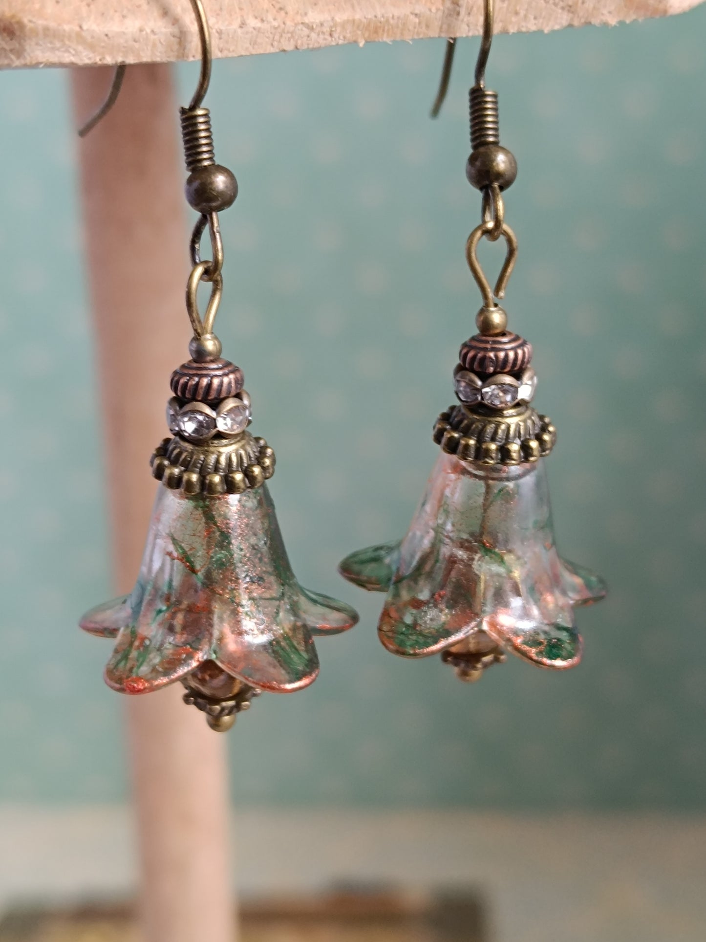 Petites boucles d’oreilles pendantes “Fleurs Féeriques” – Vert mousse & reflets cuivrés