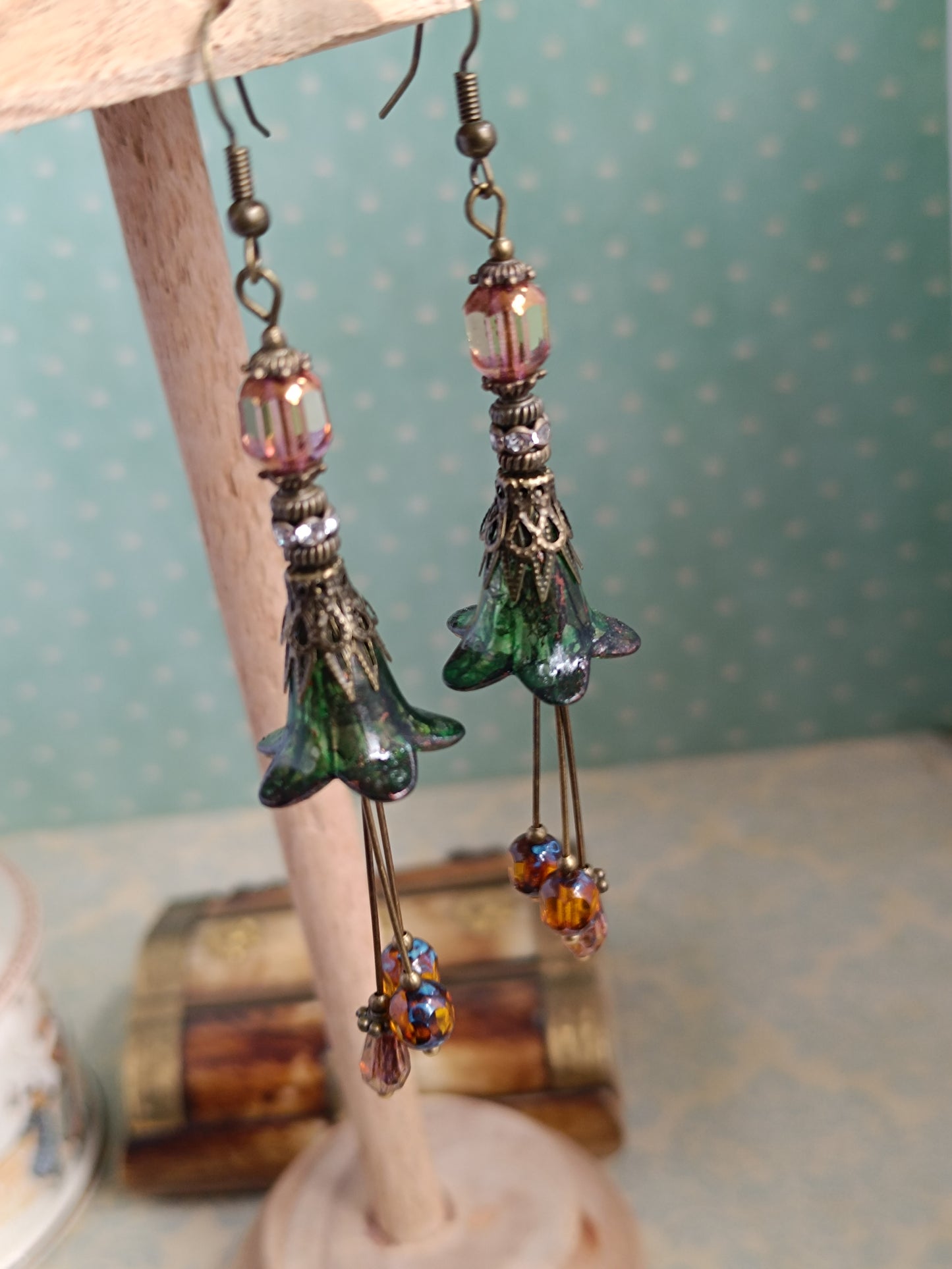 Boucles d’oreilles pendantes “Fleurs Féeriques” – Vert mousse & ambre