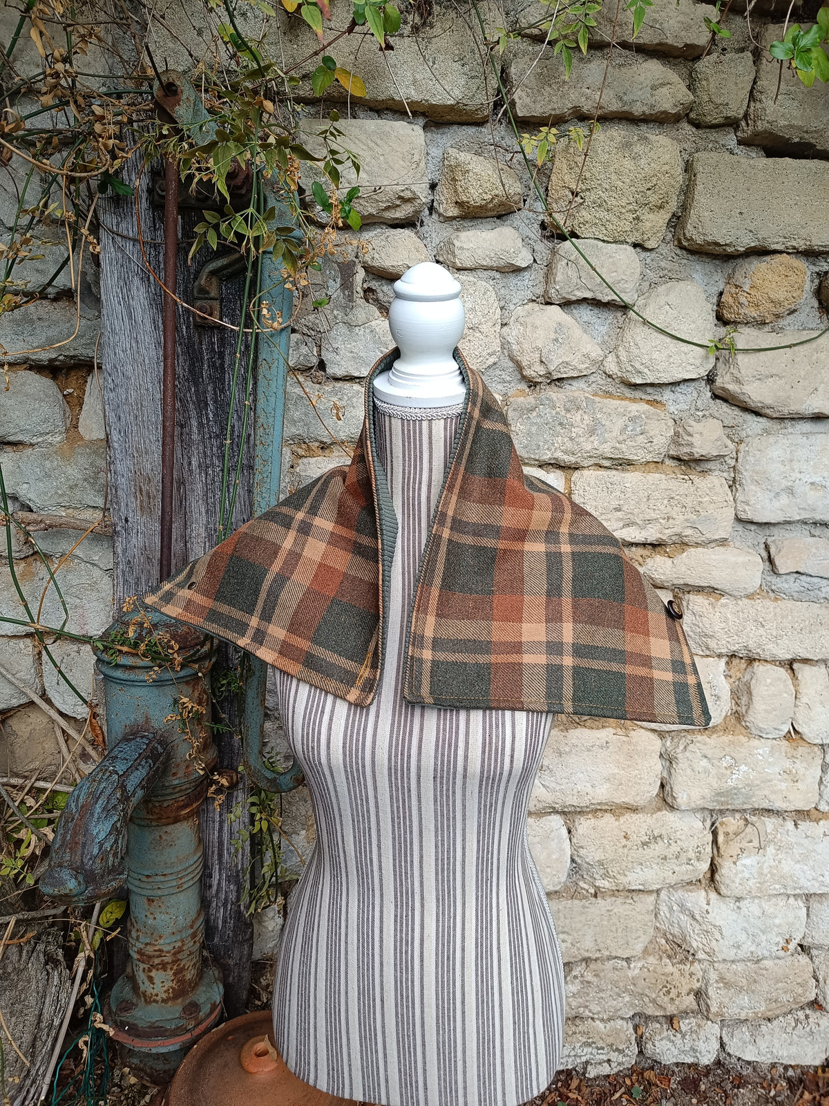 Tour de cou en laine tartan forestier, velours sauge et bouton cerf