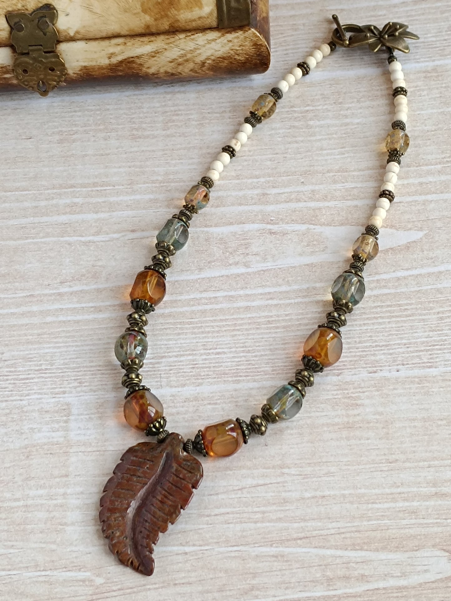 Collier Bohème Ethnique – Feuille Marron & Howlite Blanche