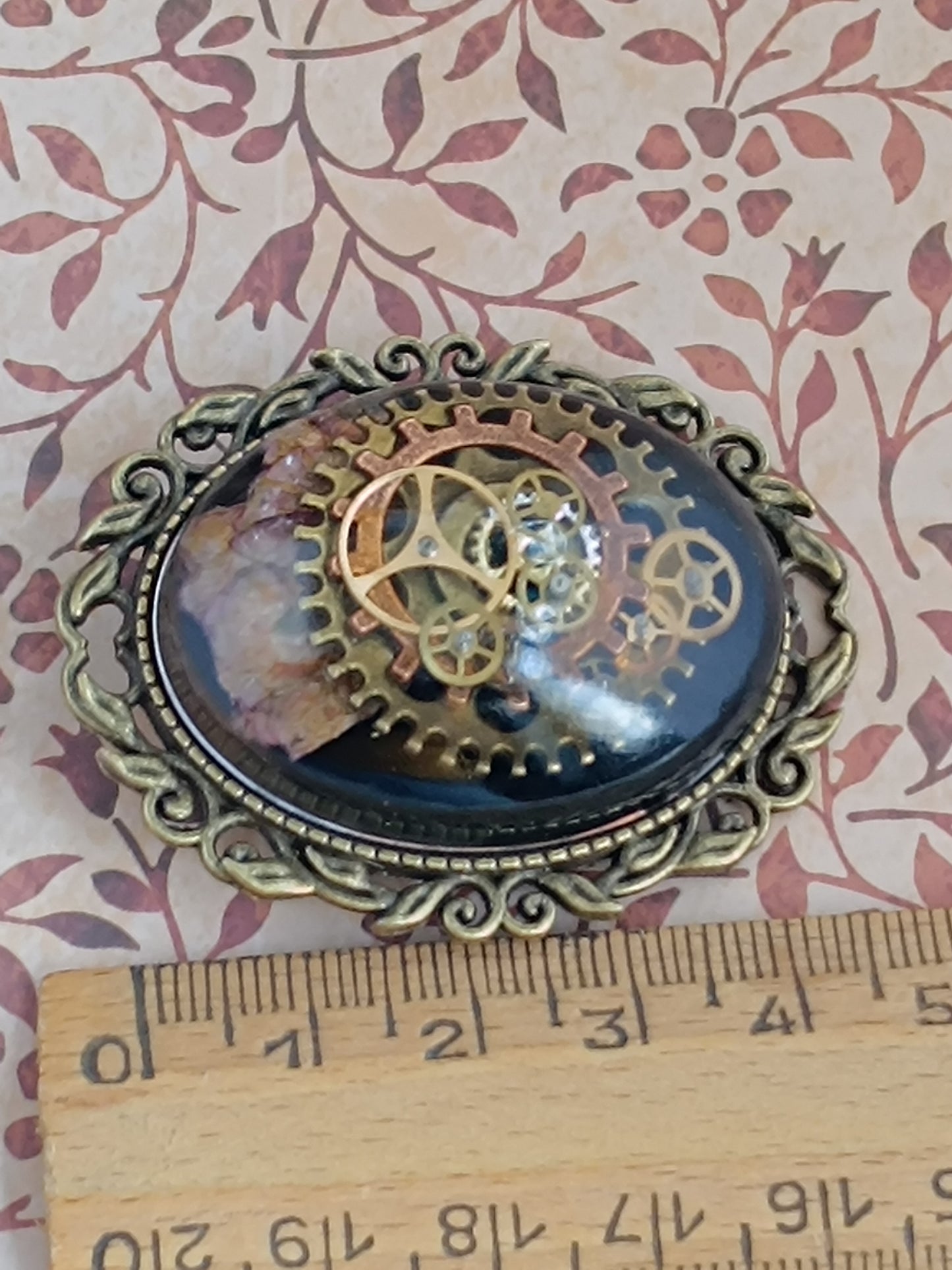 Broche Steampunk Cabochon – Résine Époxy, Fond noir , Engrenages Authentiques et pétales de roses