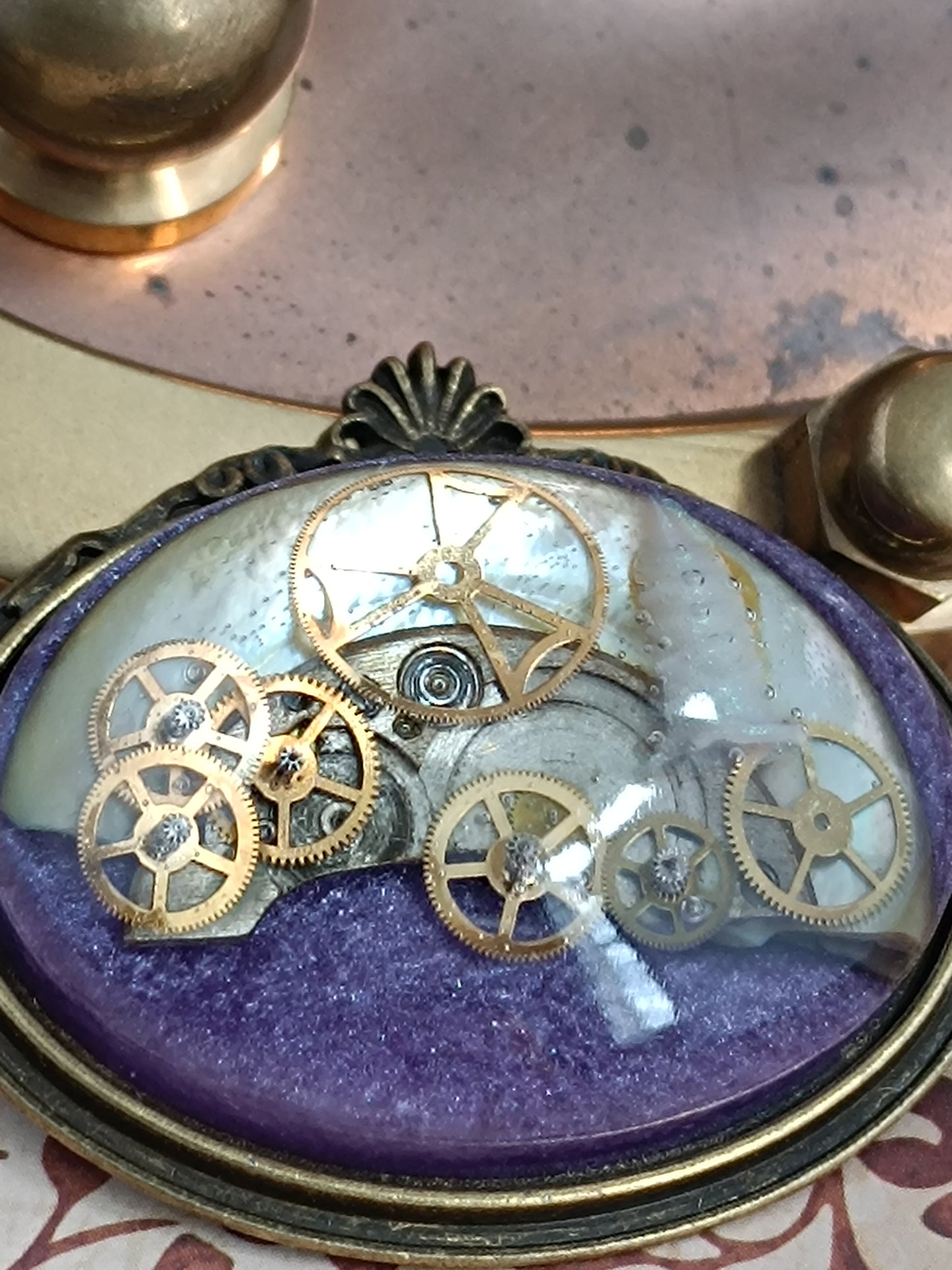 Broche Steampunk Cabochon Horizontal – Résine Époxy, Fond Violet, Engrenages Authentiques & Nacre Vintage