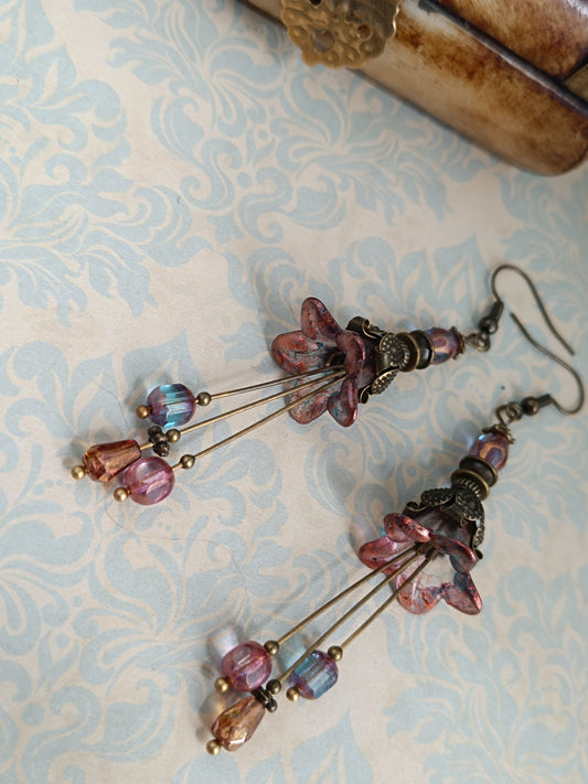 Boucles d'oreilles "Fleurs Féeriques" – Rose bleuté & Pistils dansants ✨