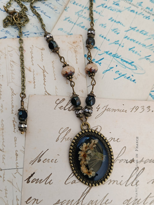 Collier Nature Dark Floral - Cabochon Résine et Fleurs Séchées (3 x 2,5 cm)