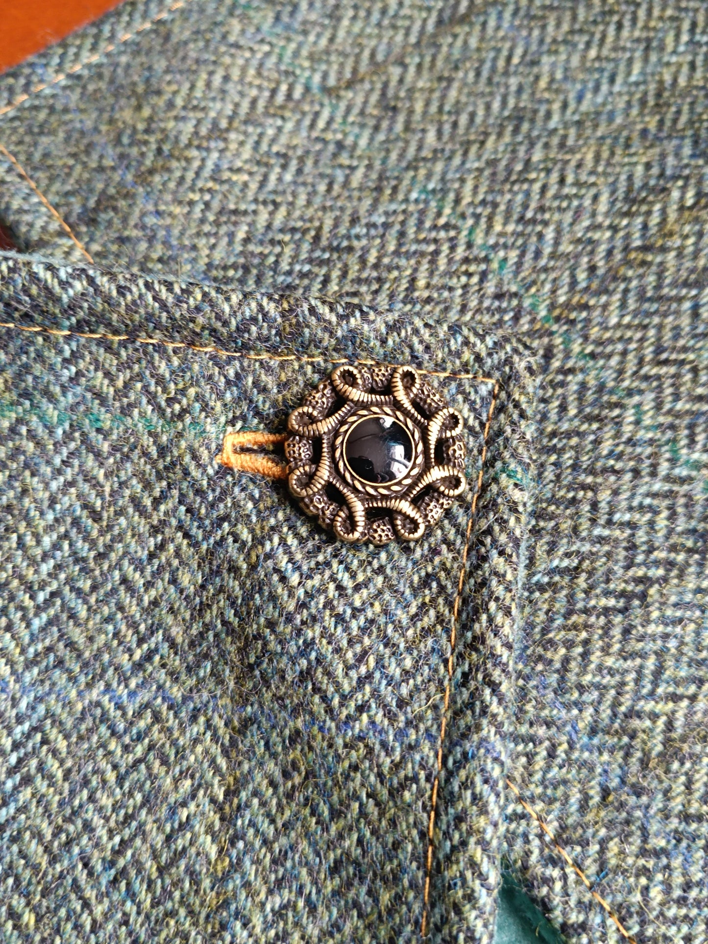 Écharpe Tour de Cou Boutonné en Tweed Celtique – Chaleur, Caractère & Déclaration de Style