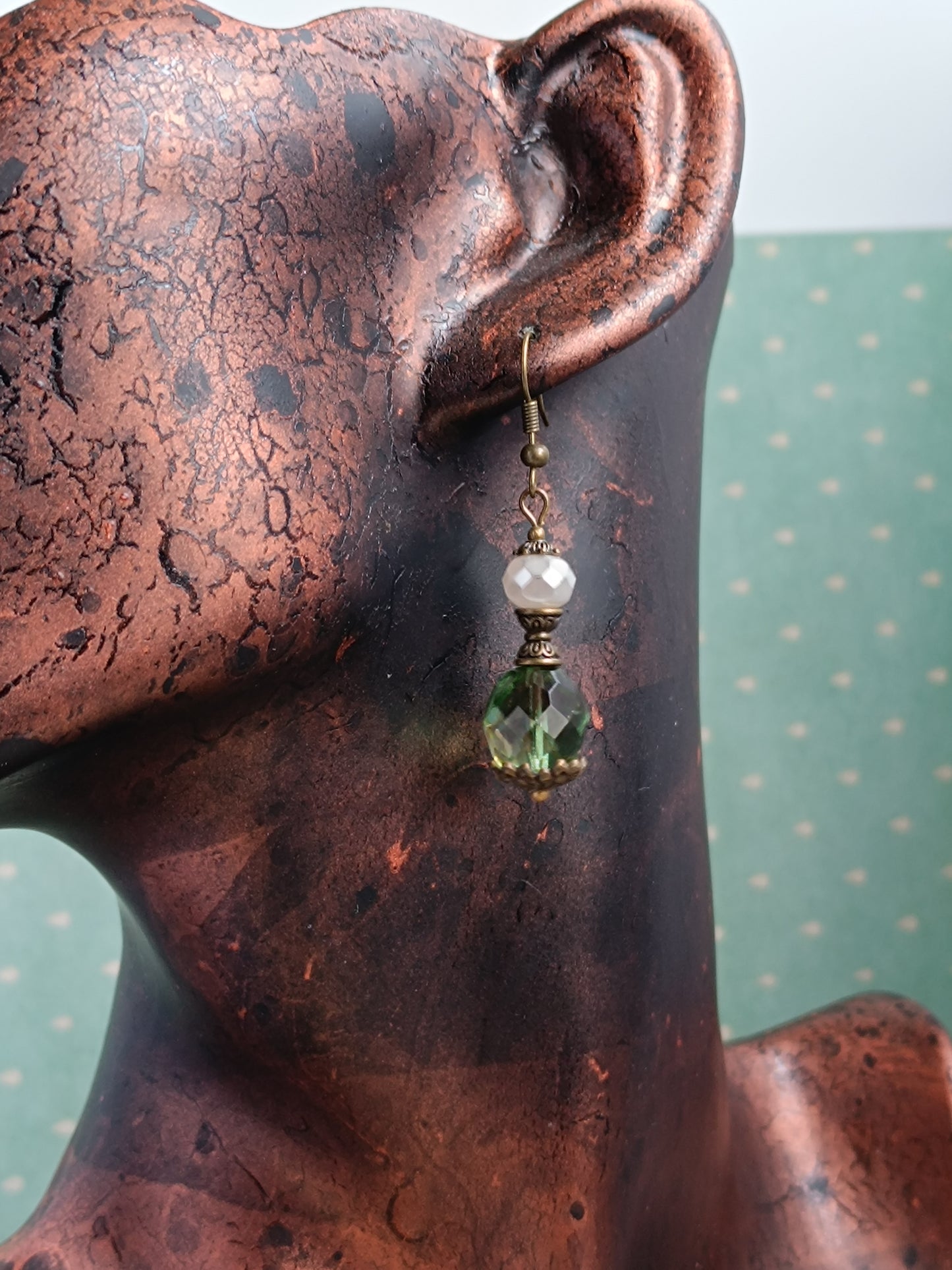 Boucles d'oreilles pendantes perles verre tchèque vertes effet fumé bronze antique