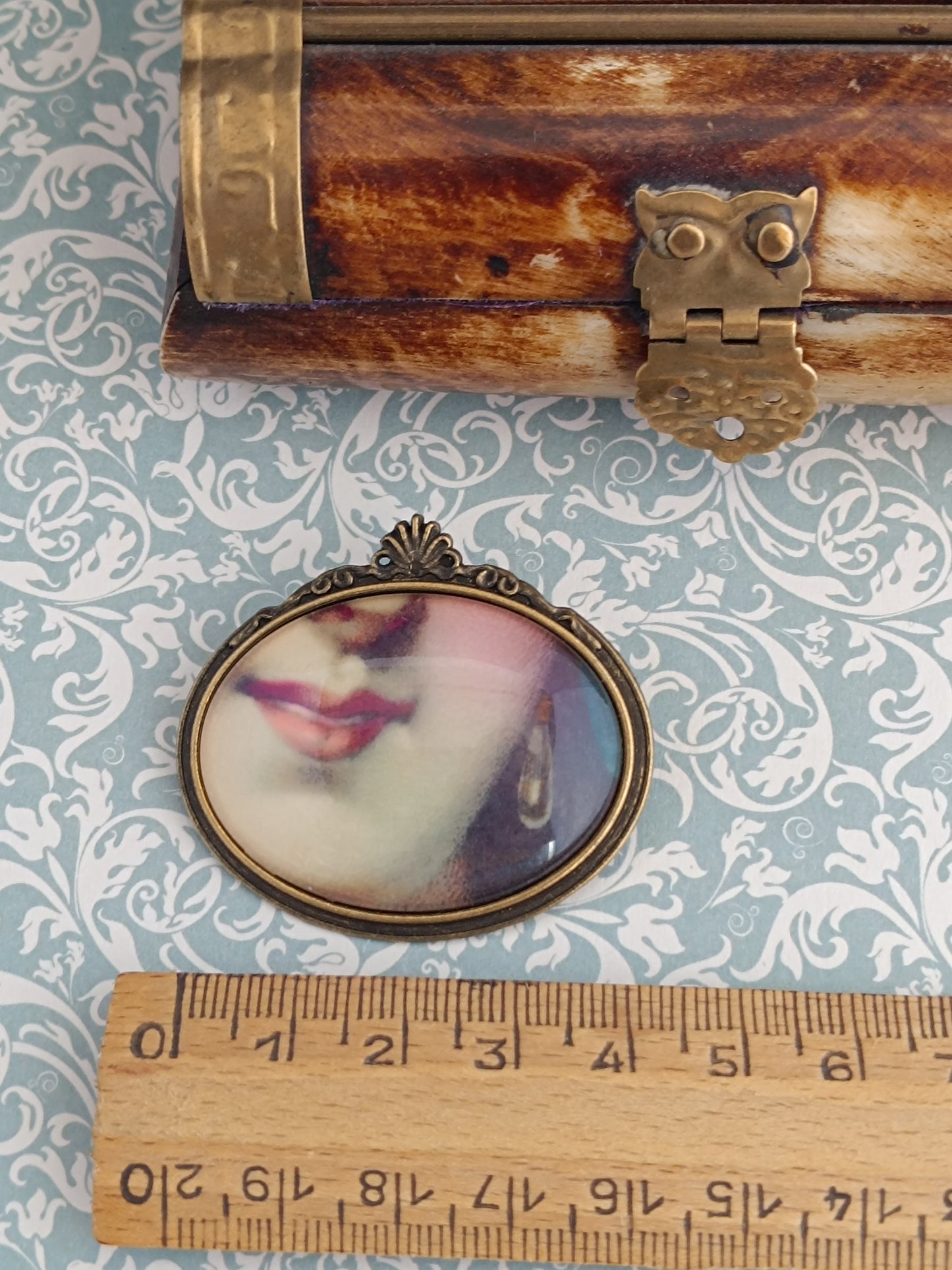 Broche cabochon verre bouche, original style cabinet de curiosités victorien
