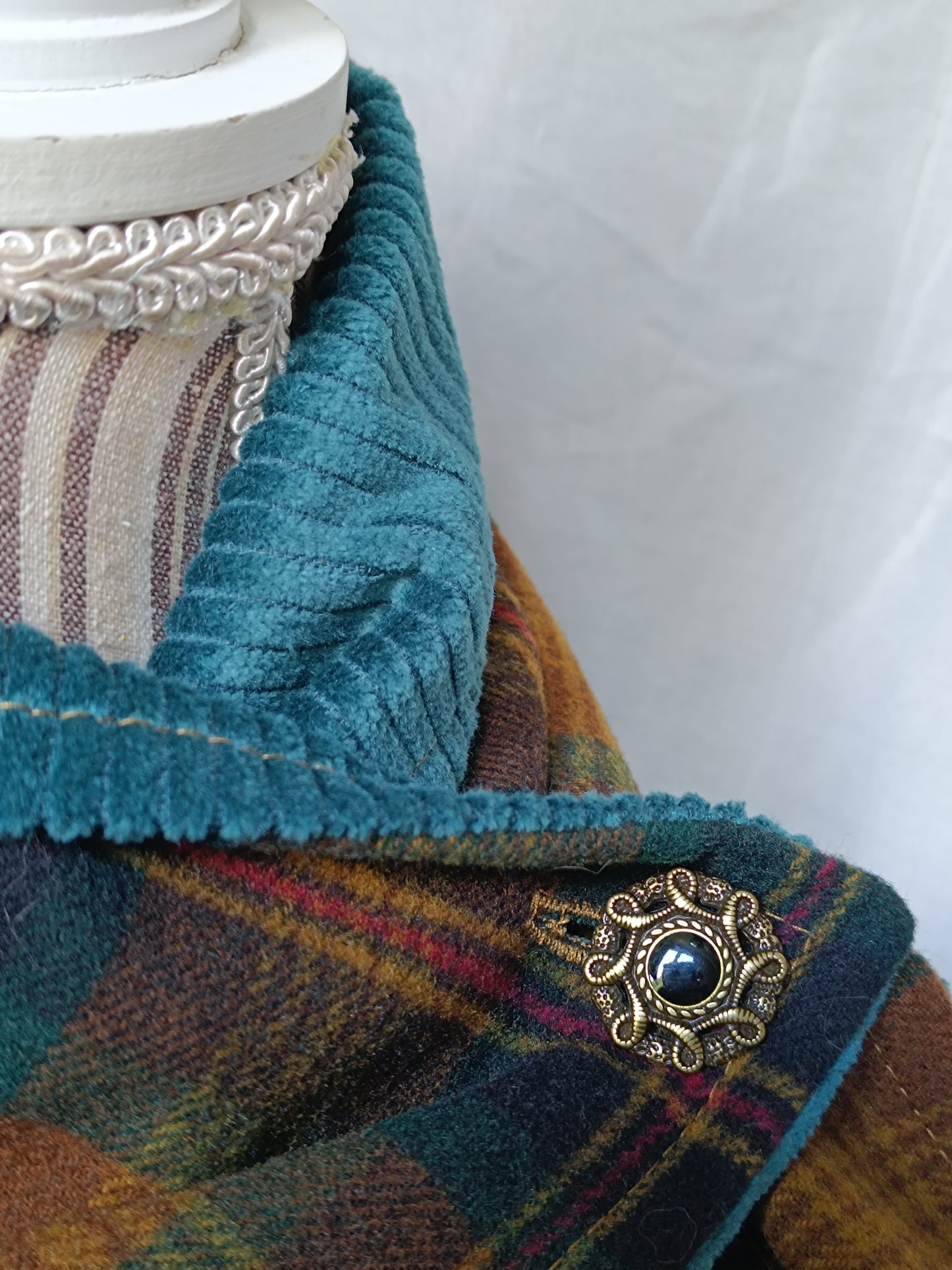 Tour de Cou Boutonné en Tartan Celtique Étreinte Textile & Poésie de Saison