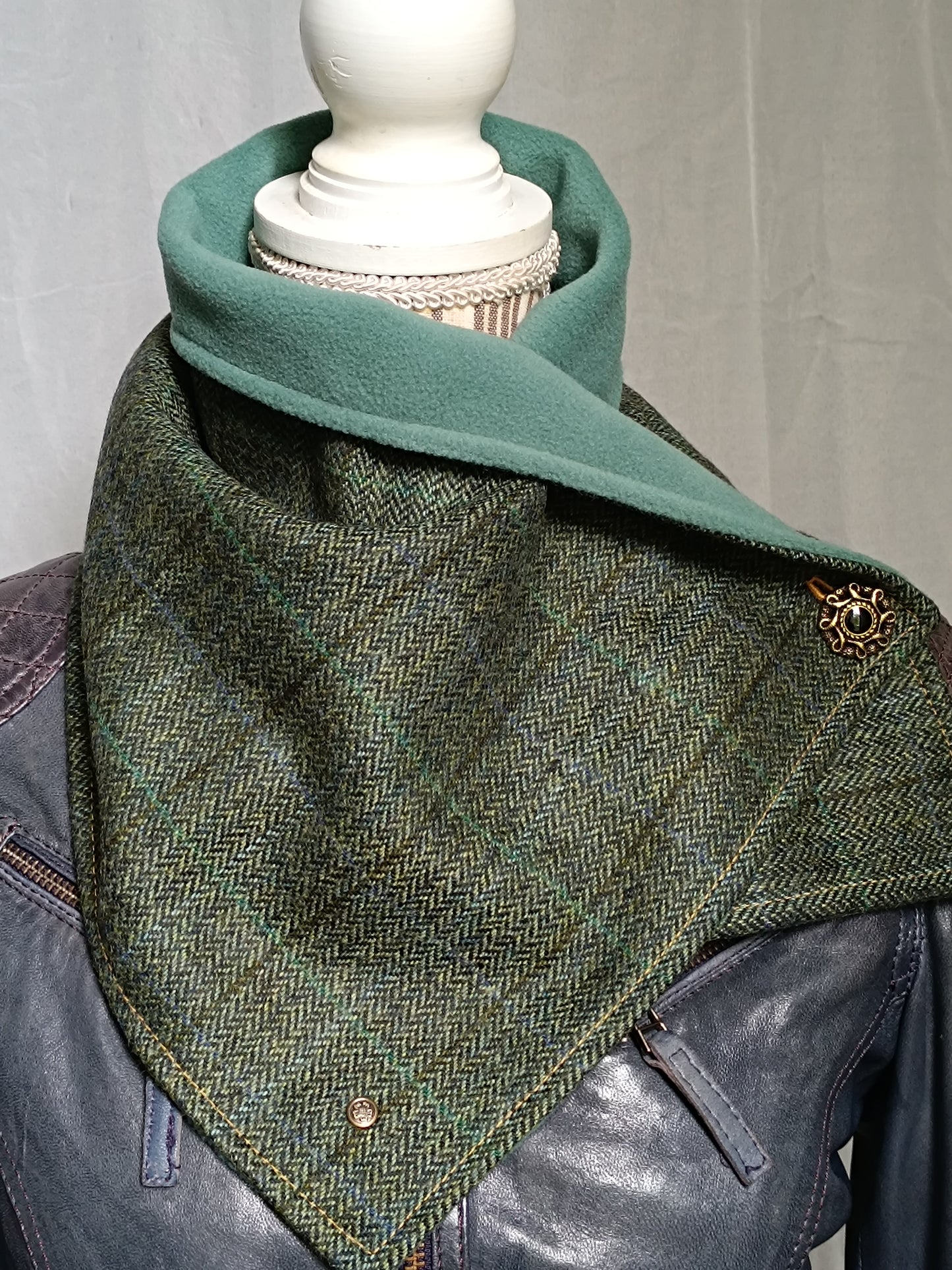 Écharpe Tour de Cou Boutonné en Tweed Celtique – Chaleur, Caractère & Déclaration de Style