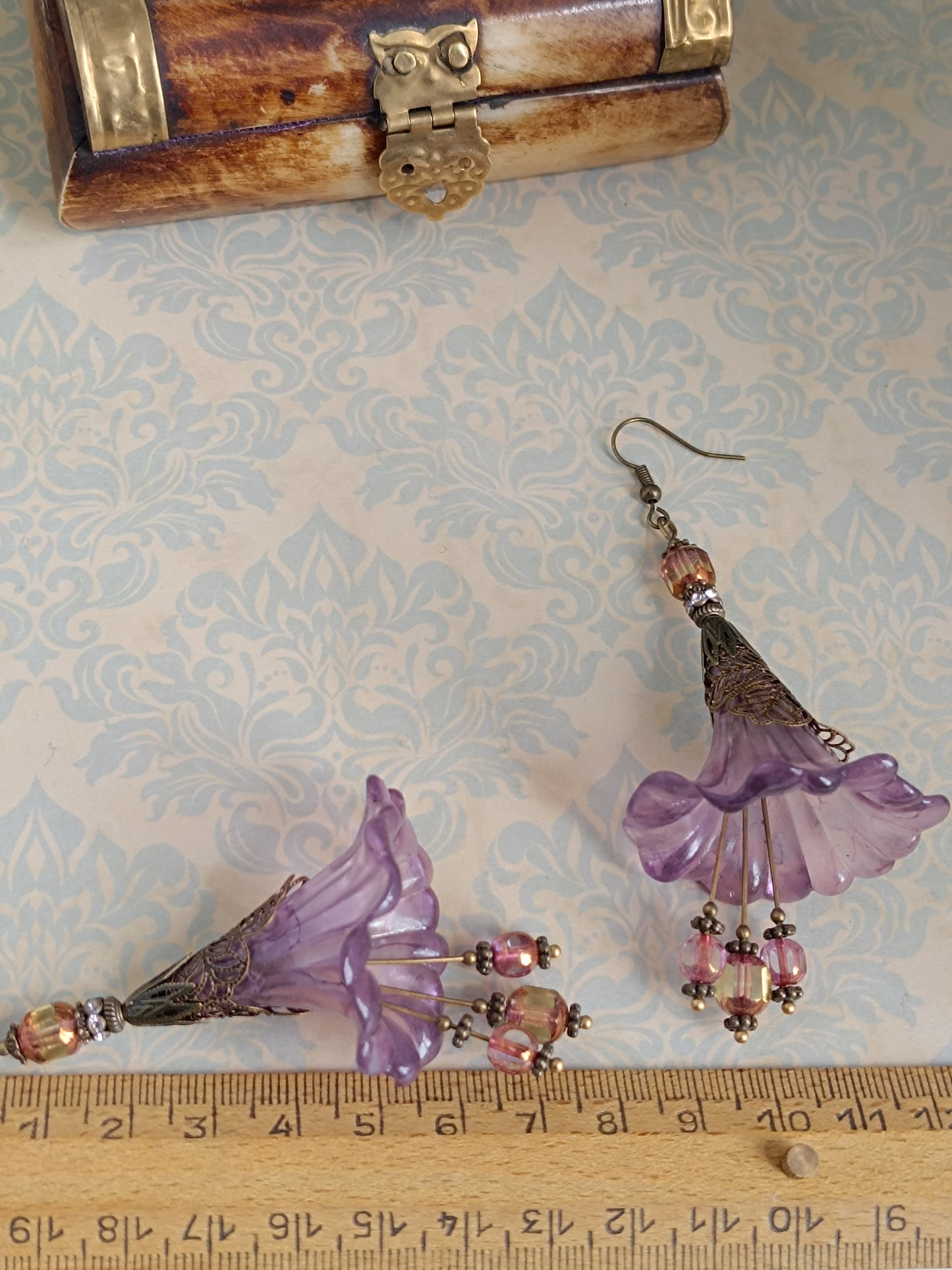 Boucles d'oreilles pendantes  grandes fleurs féeriques bronze - Perles de verre tchèque
