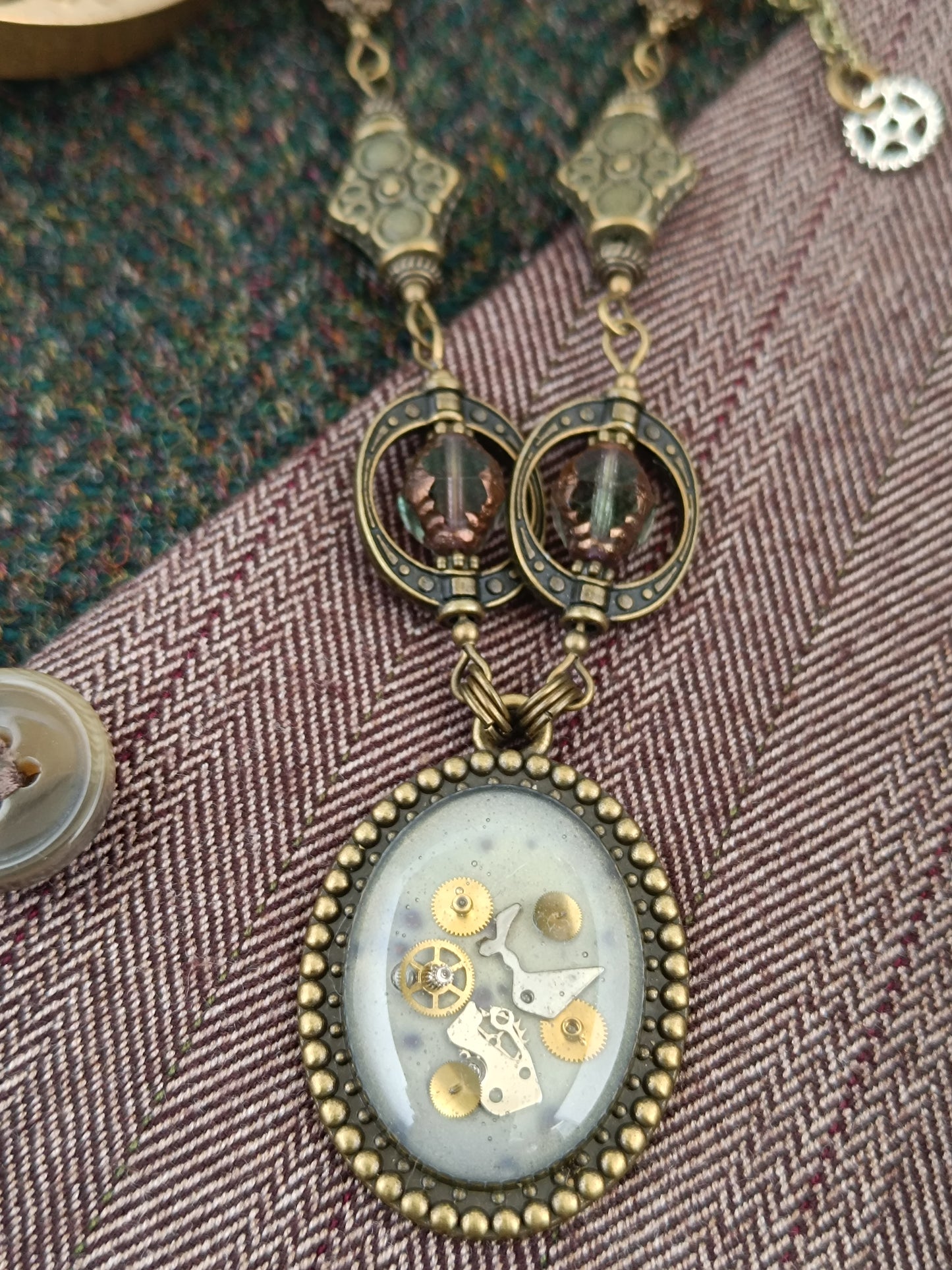 Collier chaîne et chapelet de perles pendentif ovale steampunk