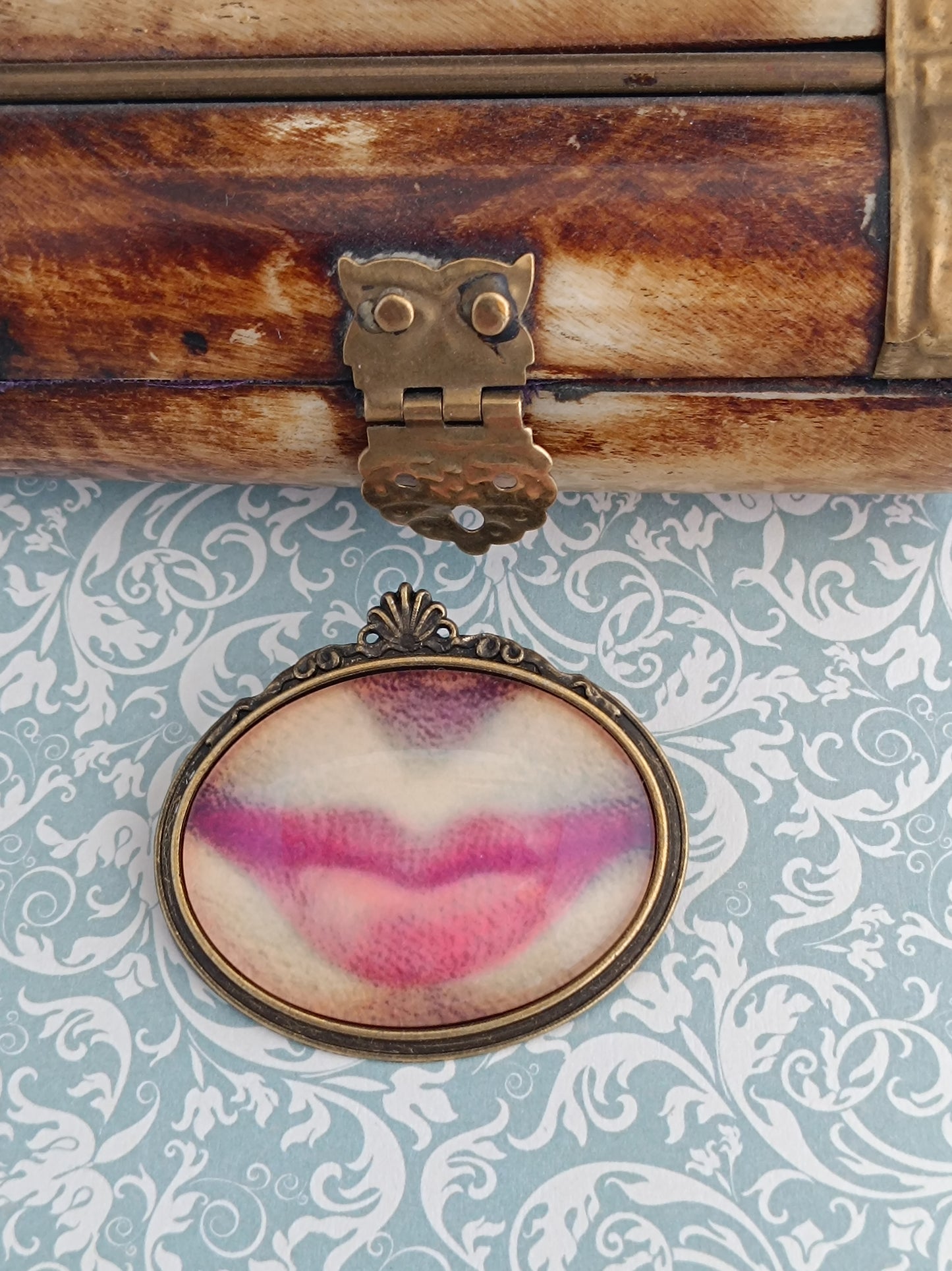 Broche cabochon verre bouche, original style cabinet de curiosités victorien