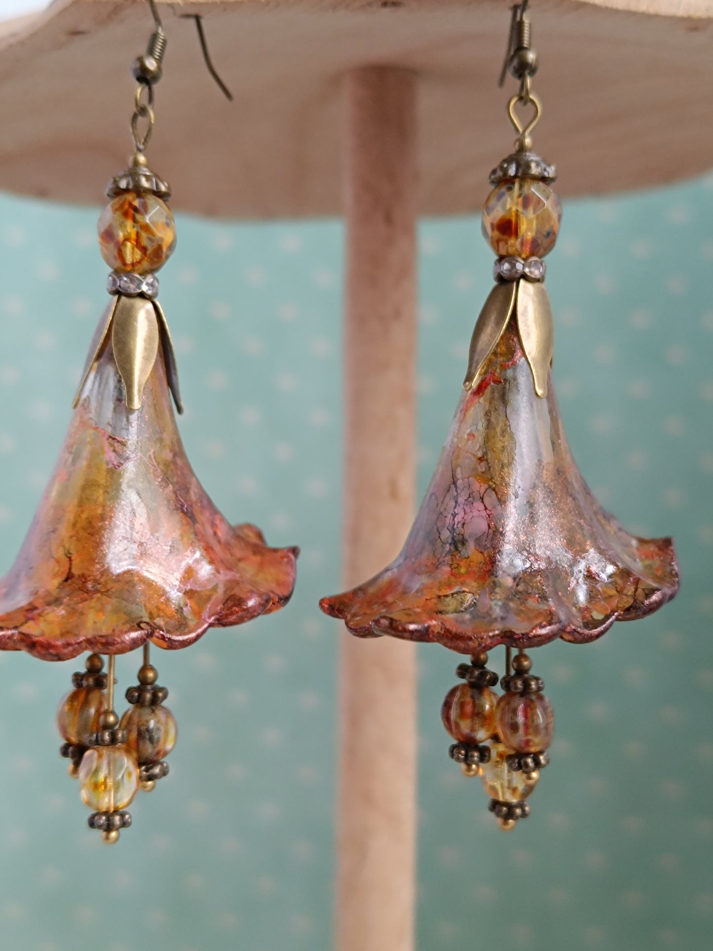 Boucles d'oreilles pendantes fleurs féeriques d'automne bronze - Perles de verre tchèque