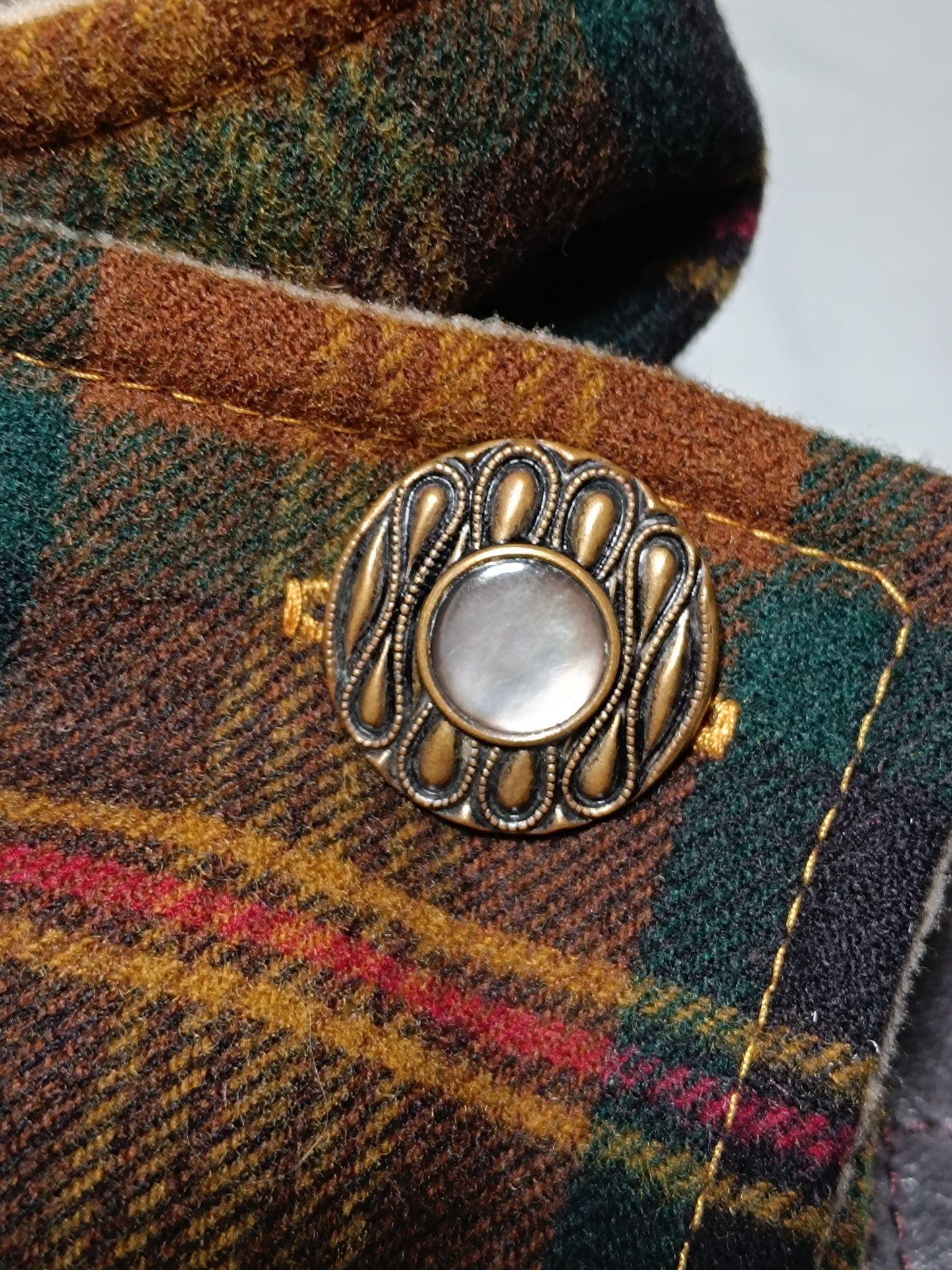 Tour de cou écharpe boutonnière tartan lainage doublé polaire beige et bouton de collection métal et nacre