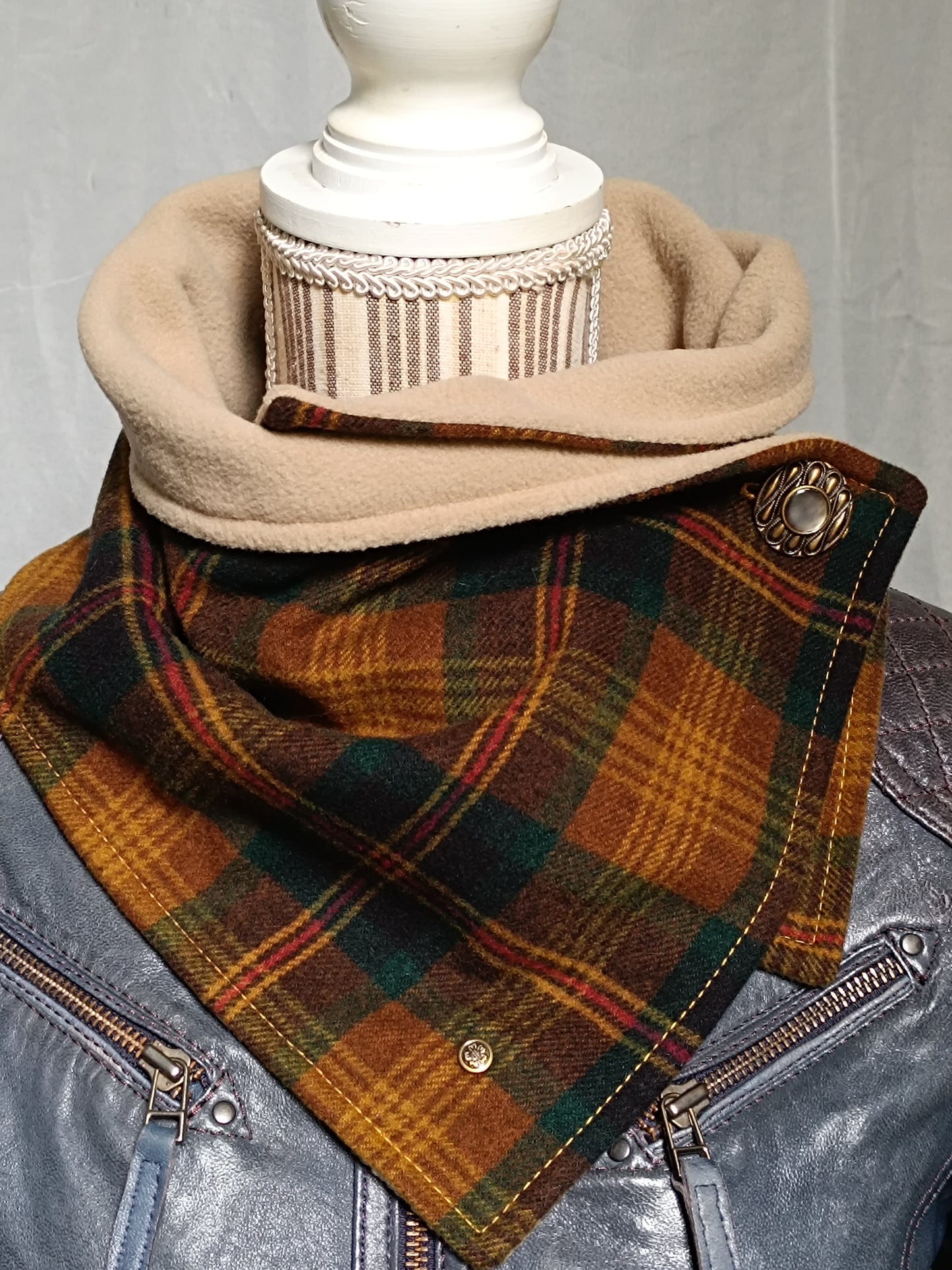Tour de cou écharpe boutonnière tartan lainage doublé polaire beige et bouton de collection métal et nacre